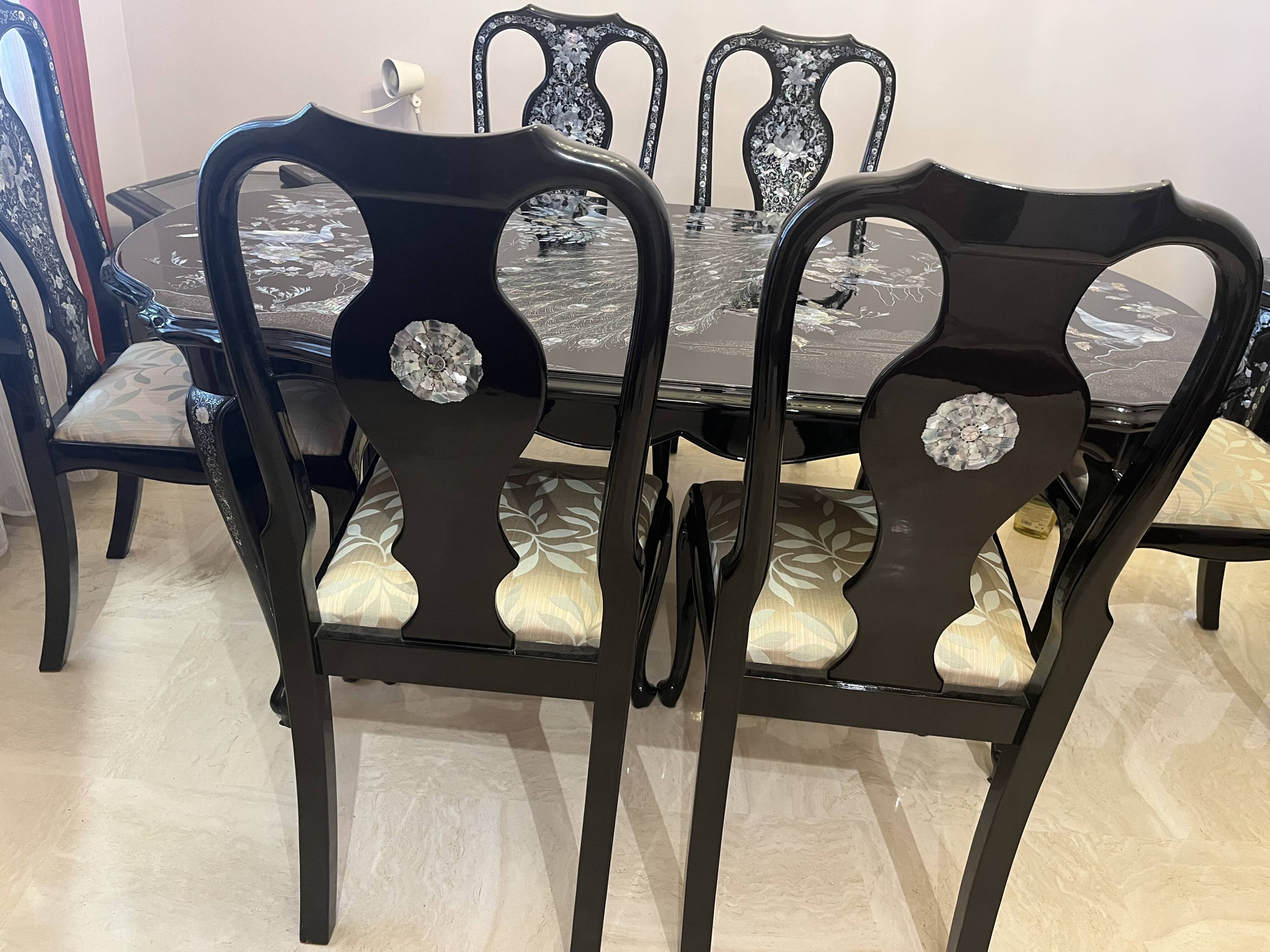 Tables coréenne laquée avec incrustations nacrées et 8 chaises