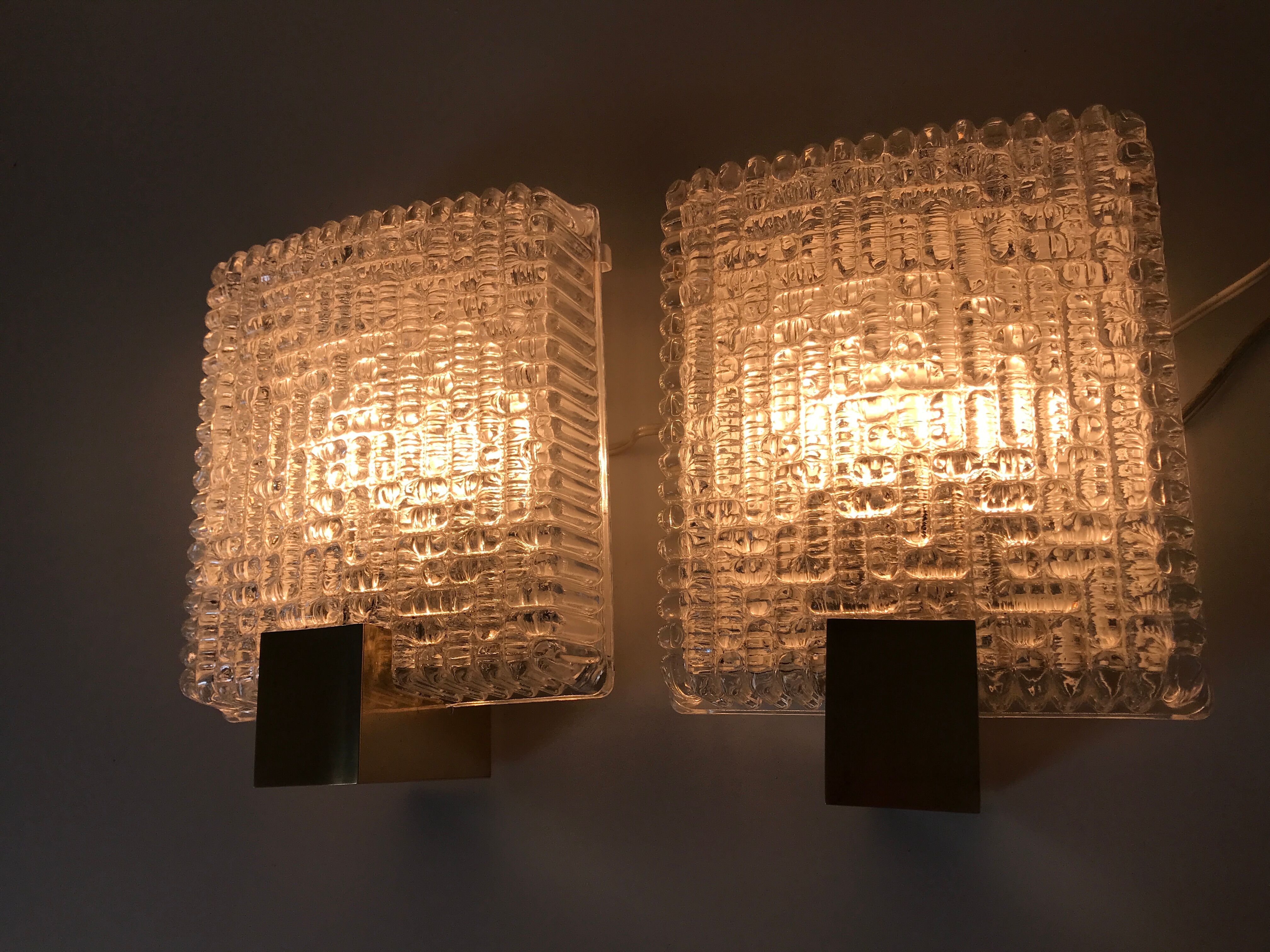 Paire d’appliques dalle de verre et laiton design 70