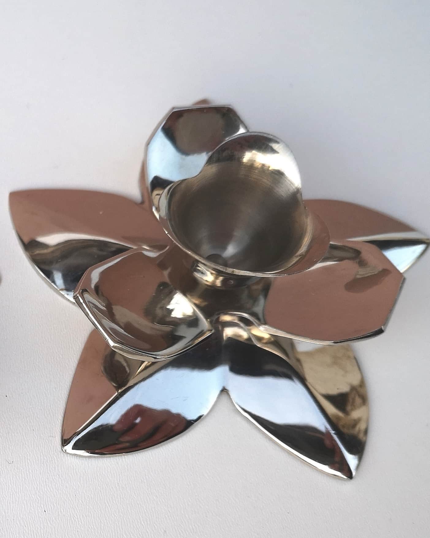 Metal candlestick shapes "flower"