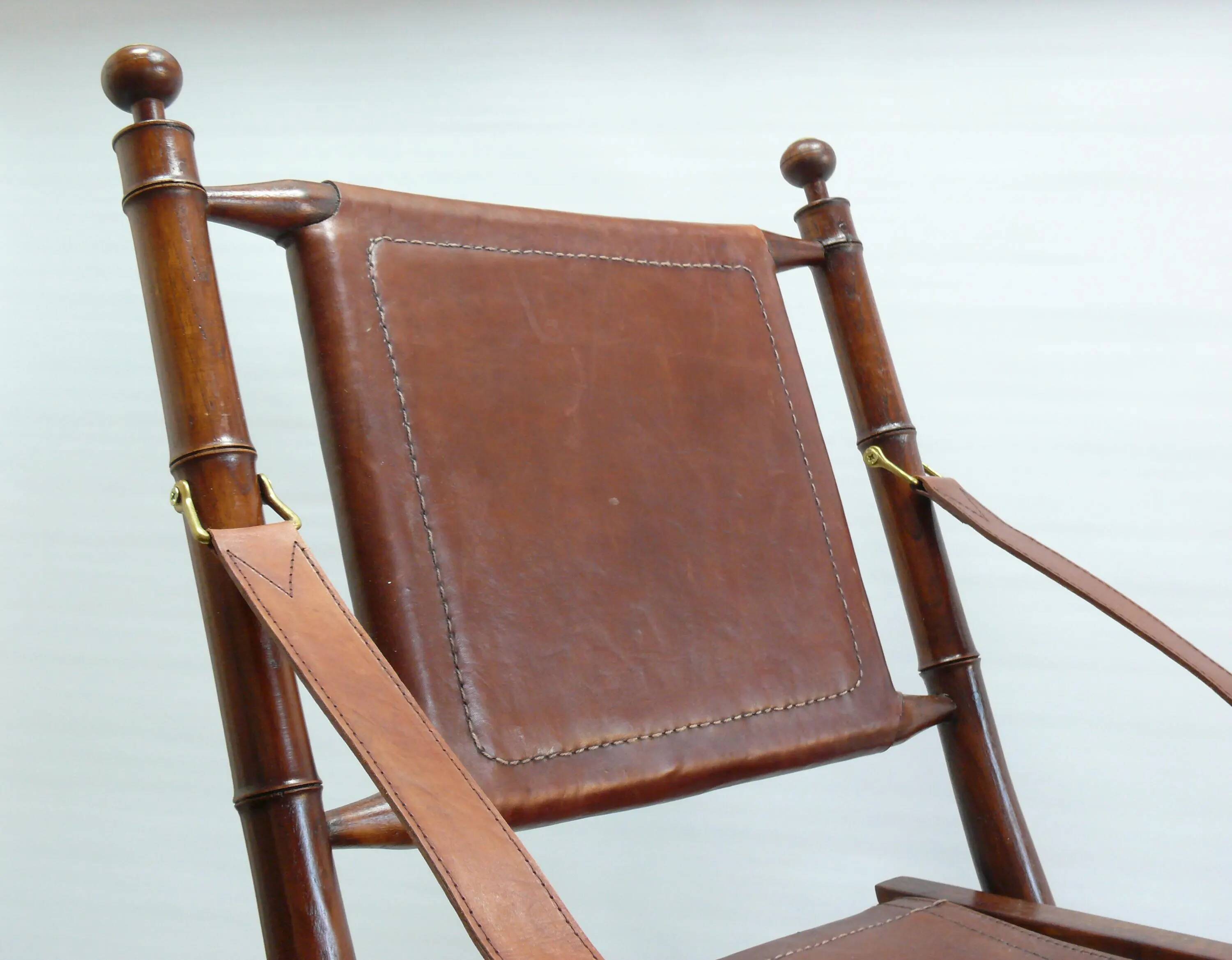 Chaise de campagne, chaise d'officier en teck et bambou, avec assise en cuir cousu et détails en laiton - années 1960