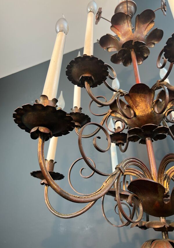 Lustre en métal doré à 2 niveaux et 12 bras de lumière dans le goût de la maison Baguès