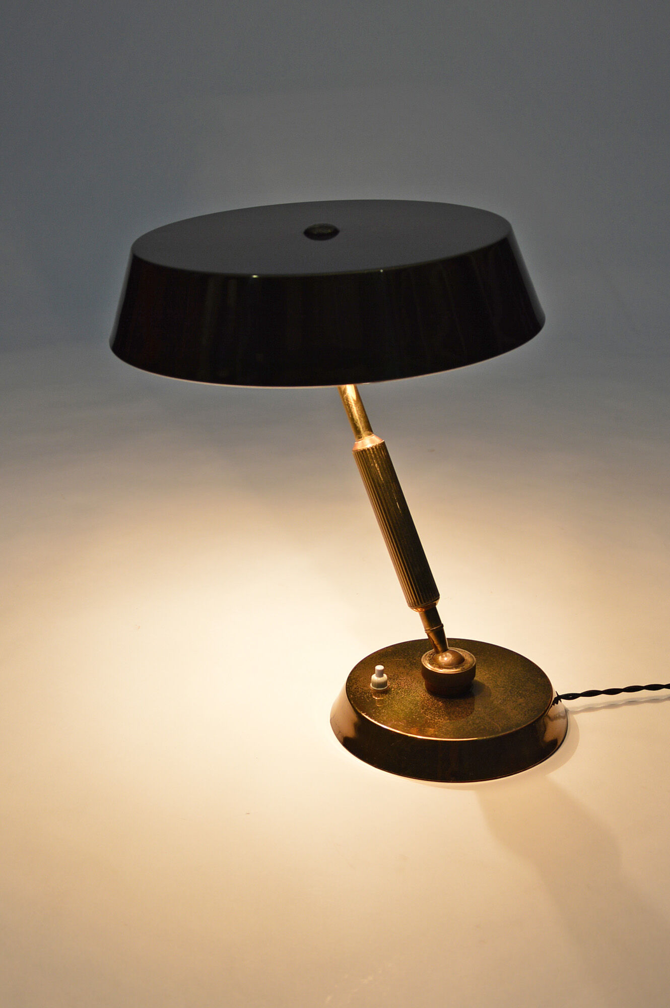 Lampe de bureau en laiton italienne vintage des années 1950 attribuée à Stilnovo