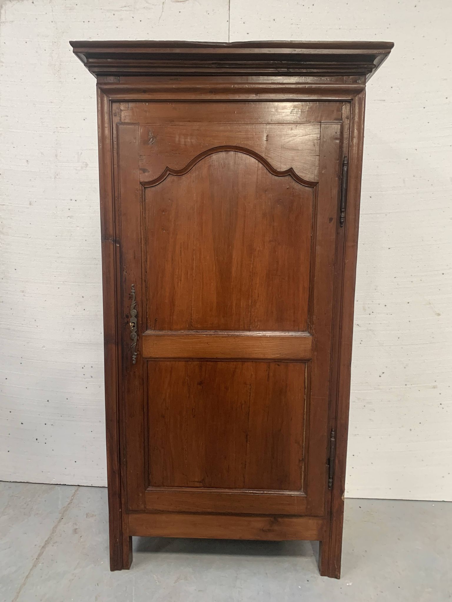 Bonnetière de style Louis Philippe en merisier massif XIX siècle