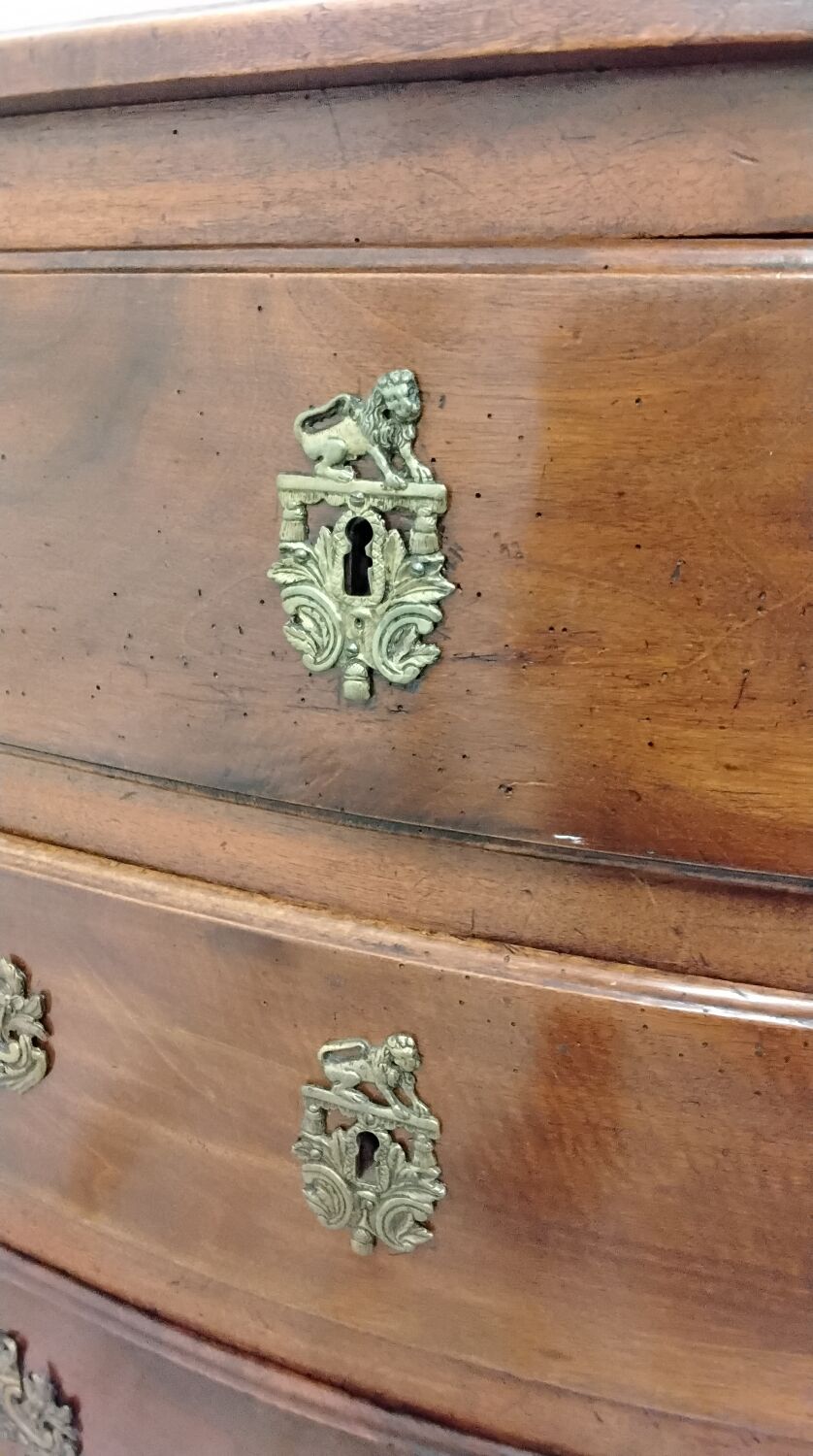 Rustic walnut chest of drawers from the 18th century