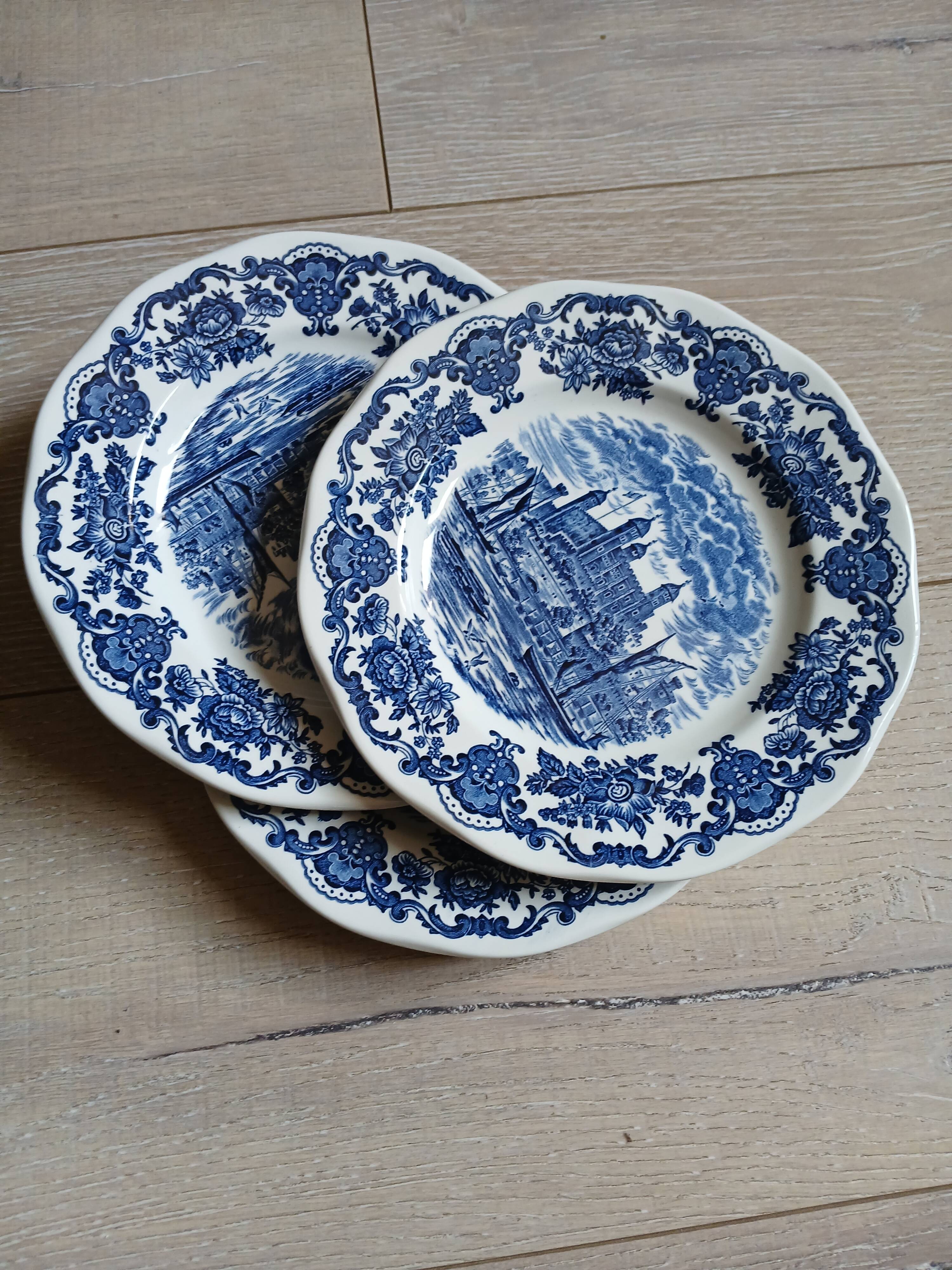 4 antique Wedgwood dessert plates