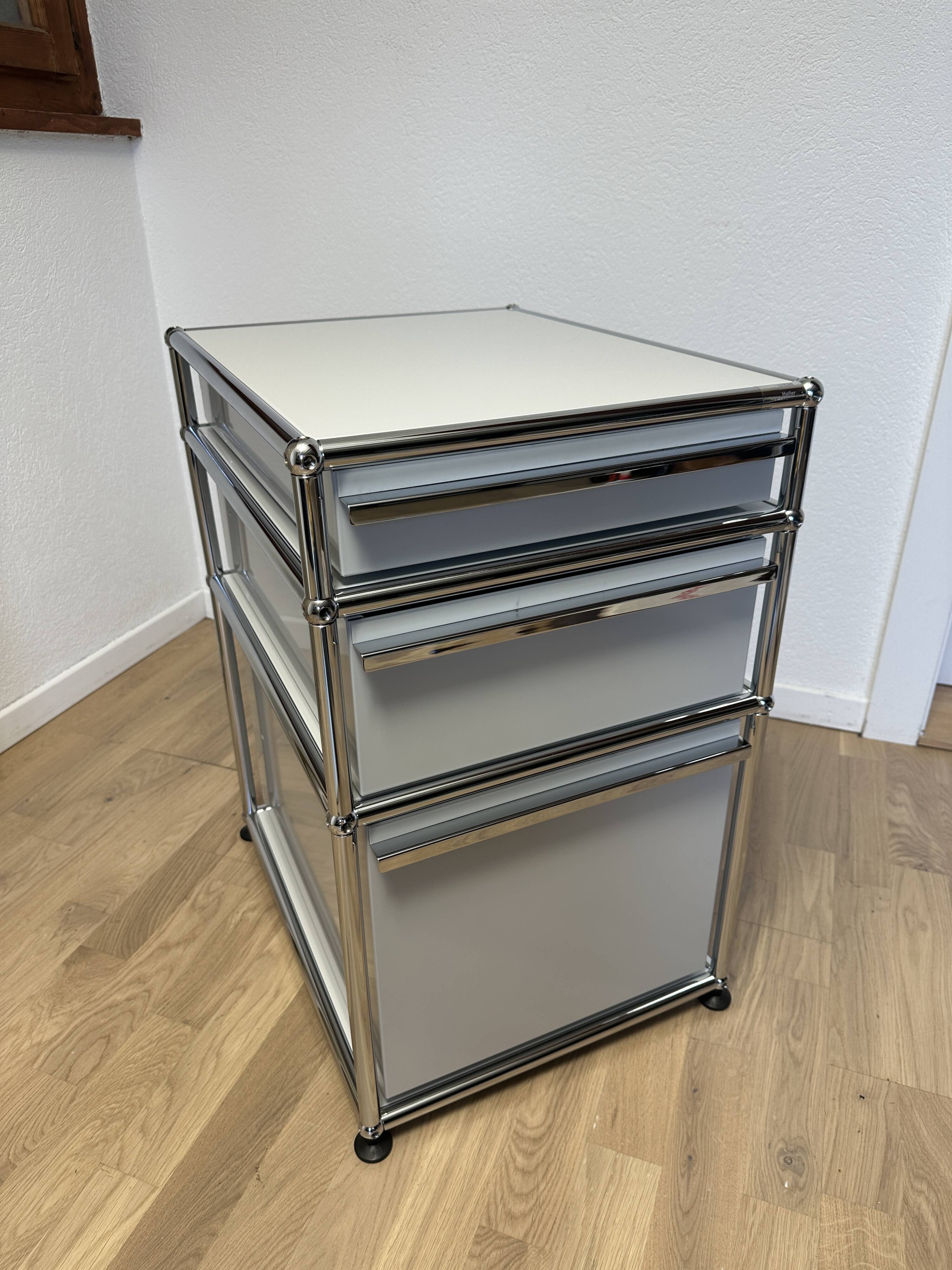 USM Haller pedestal in light grey
