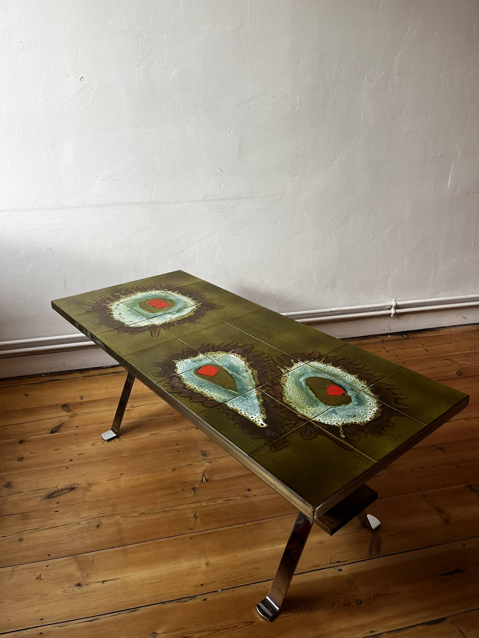Vintage ceramic coffee table (atomic pattern) with a chrome base.