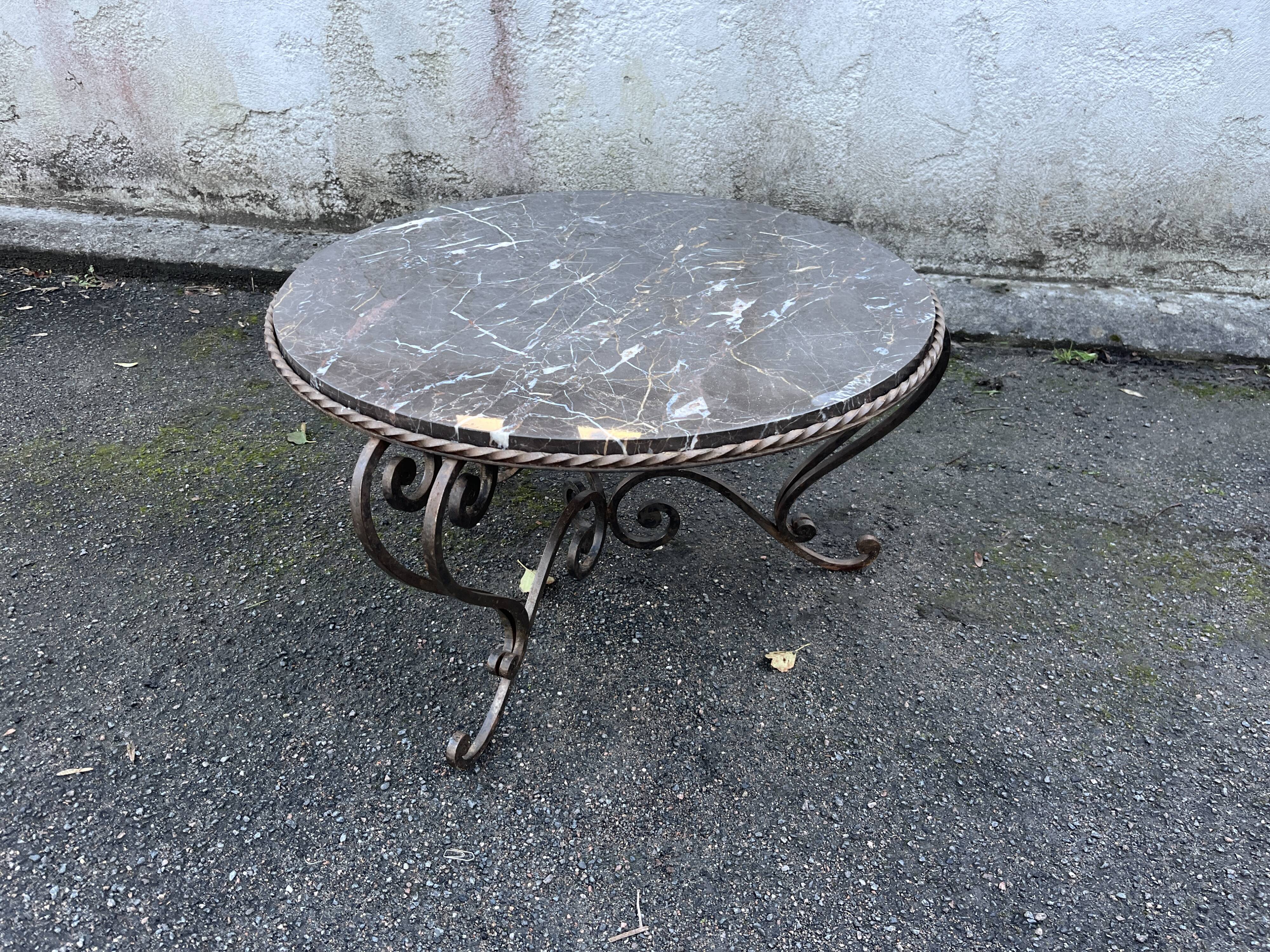Coffee table in wrought iron and marble top