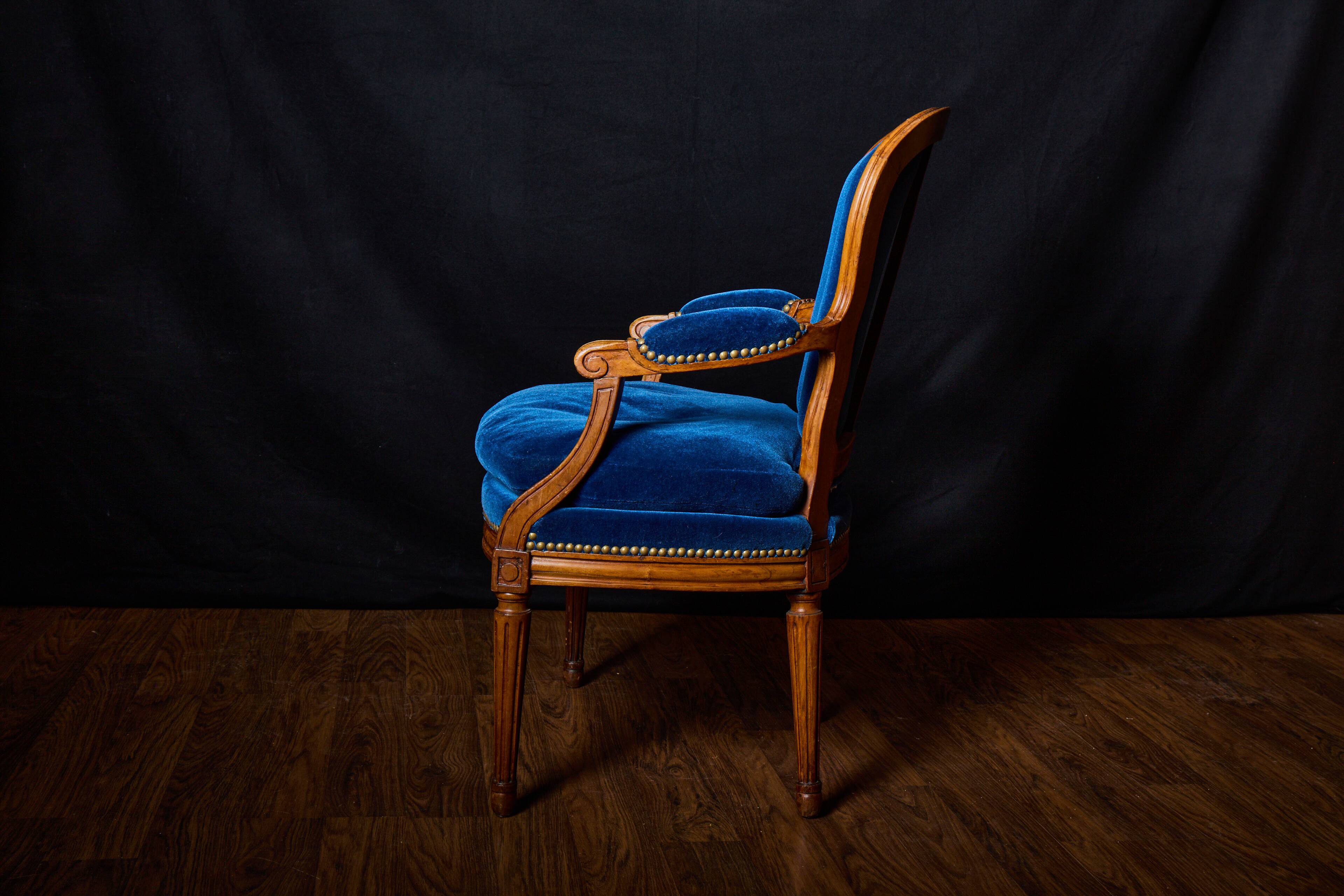 Paire de fauteuils de style Louis XVI rénovés en velours bleu