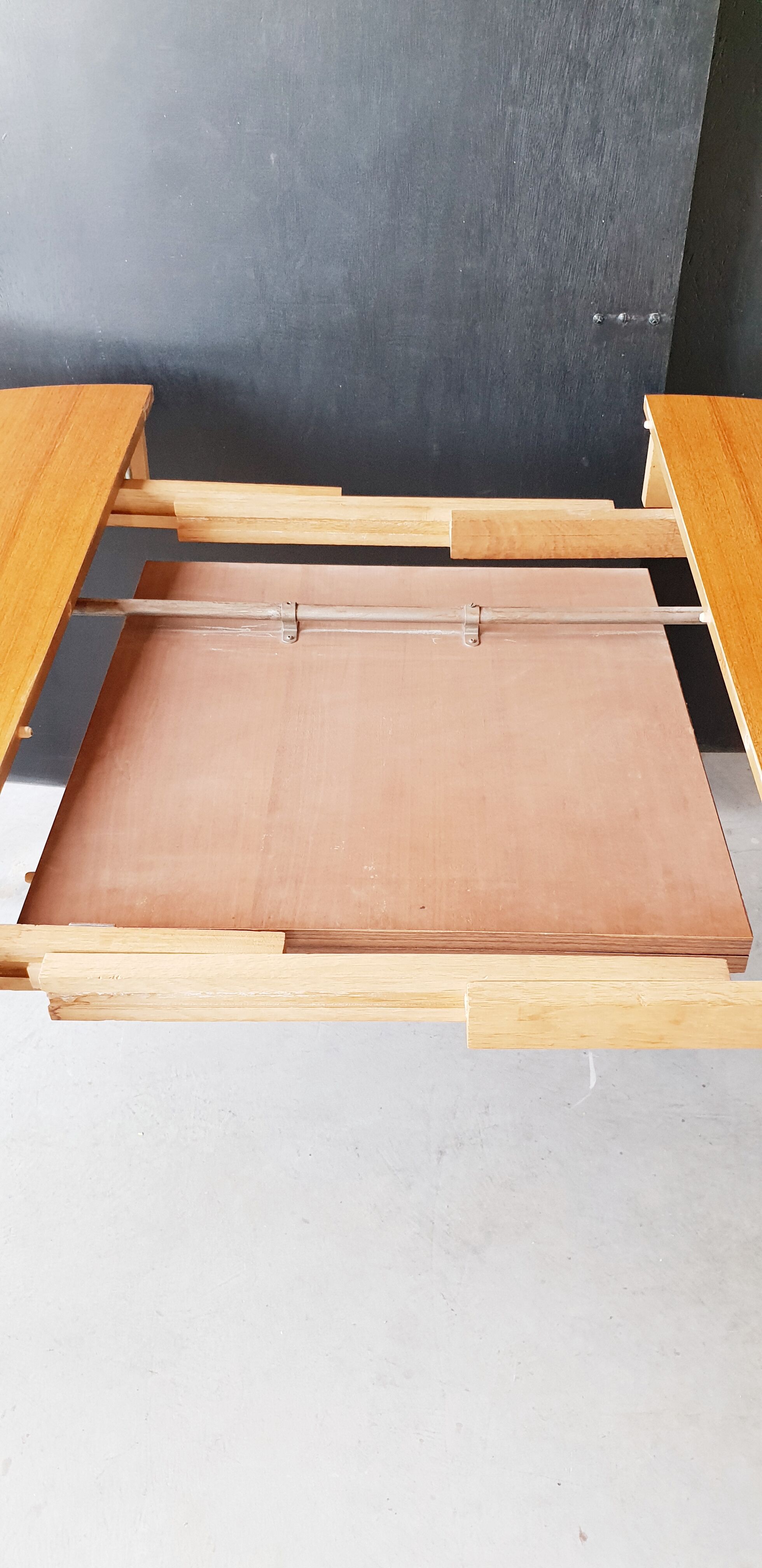 Scandinavian expandable table