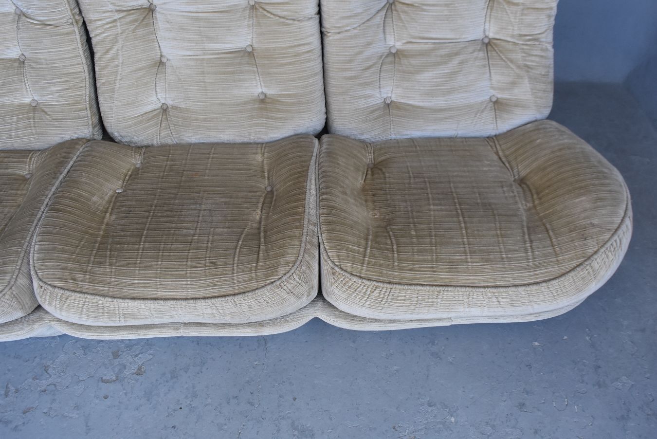 Salon baquet en velours beige vintage années 70