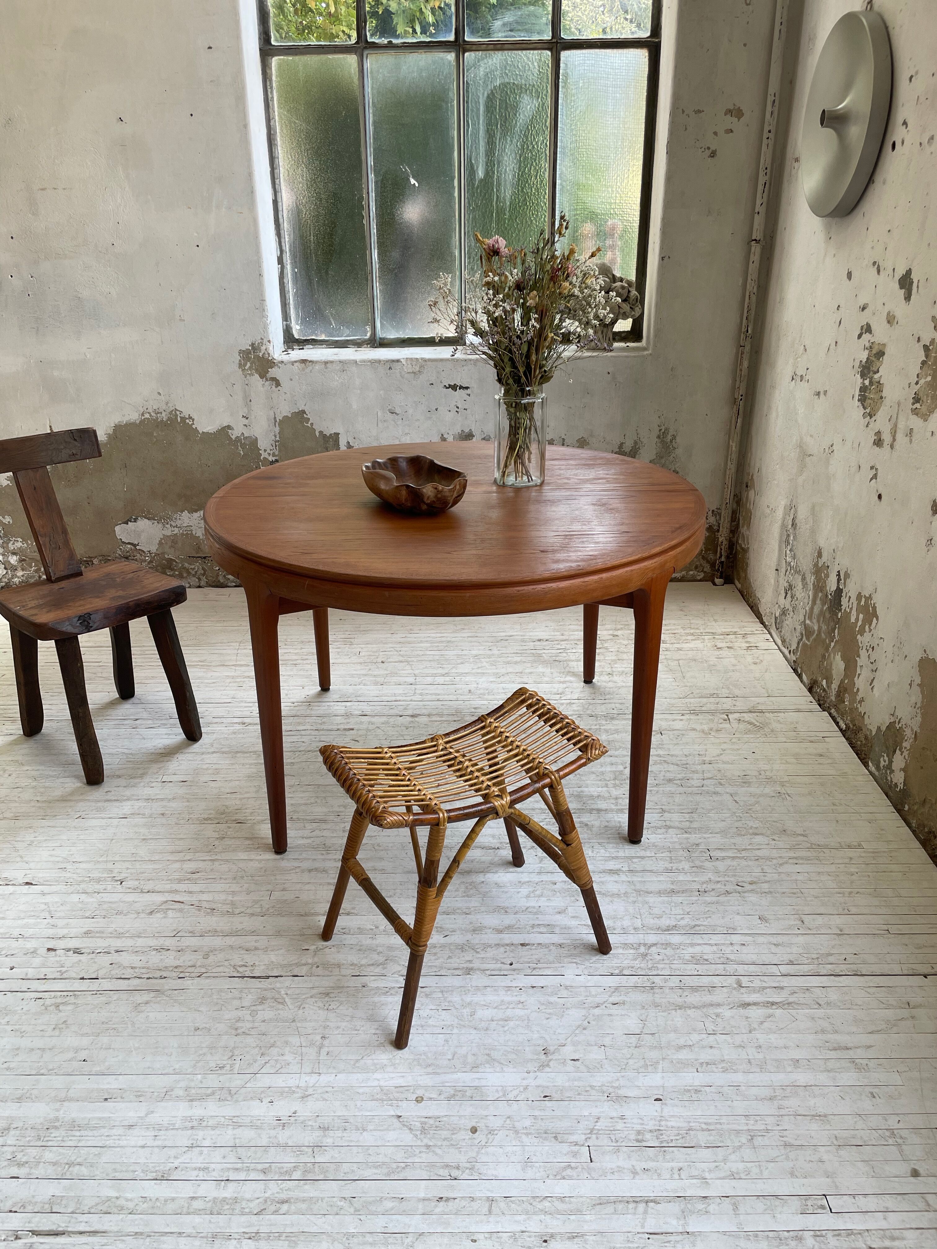 Round table 120-230 cm scandinavian samcom arne hovmand olsen