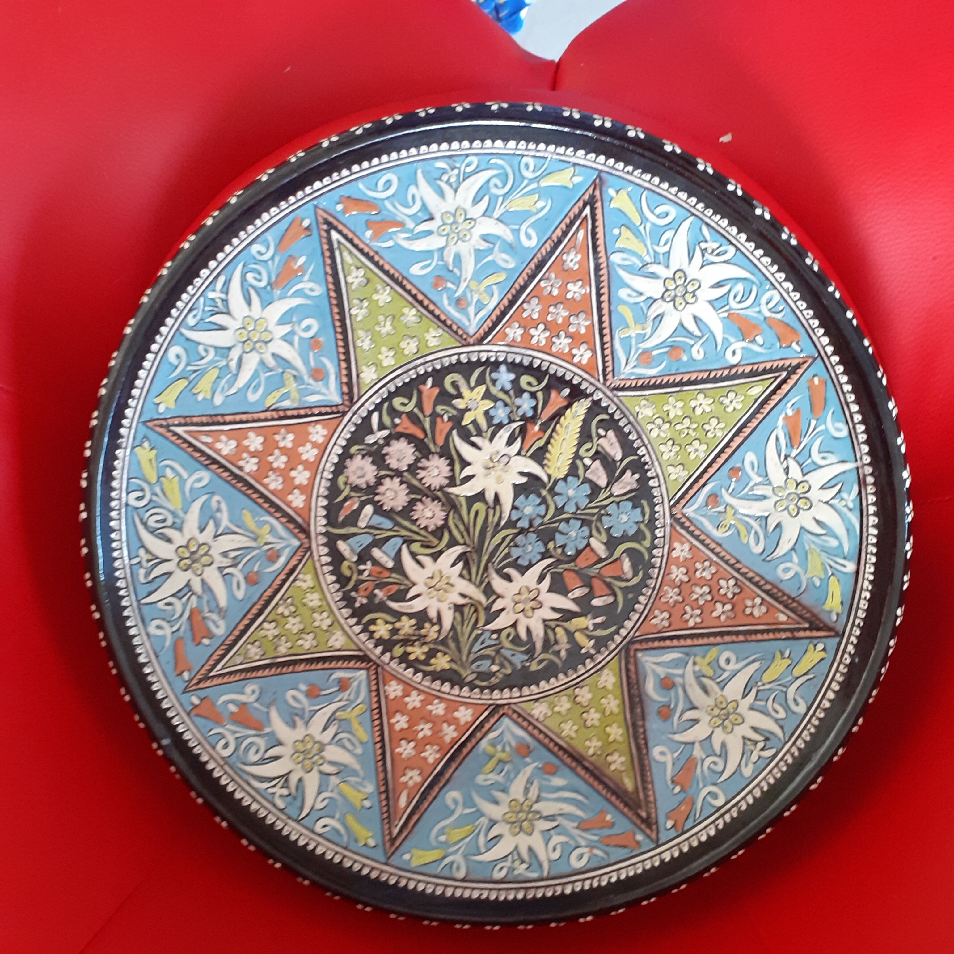 Dish in ridge Thun in polychrome enamels, Rdelweiss