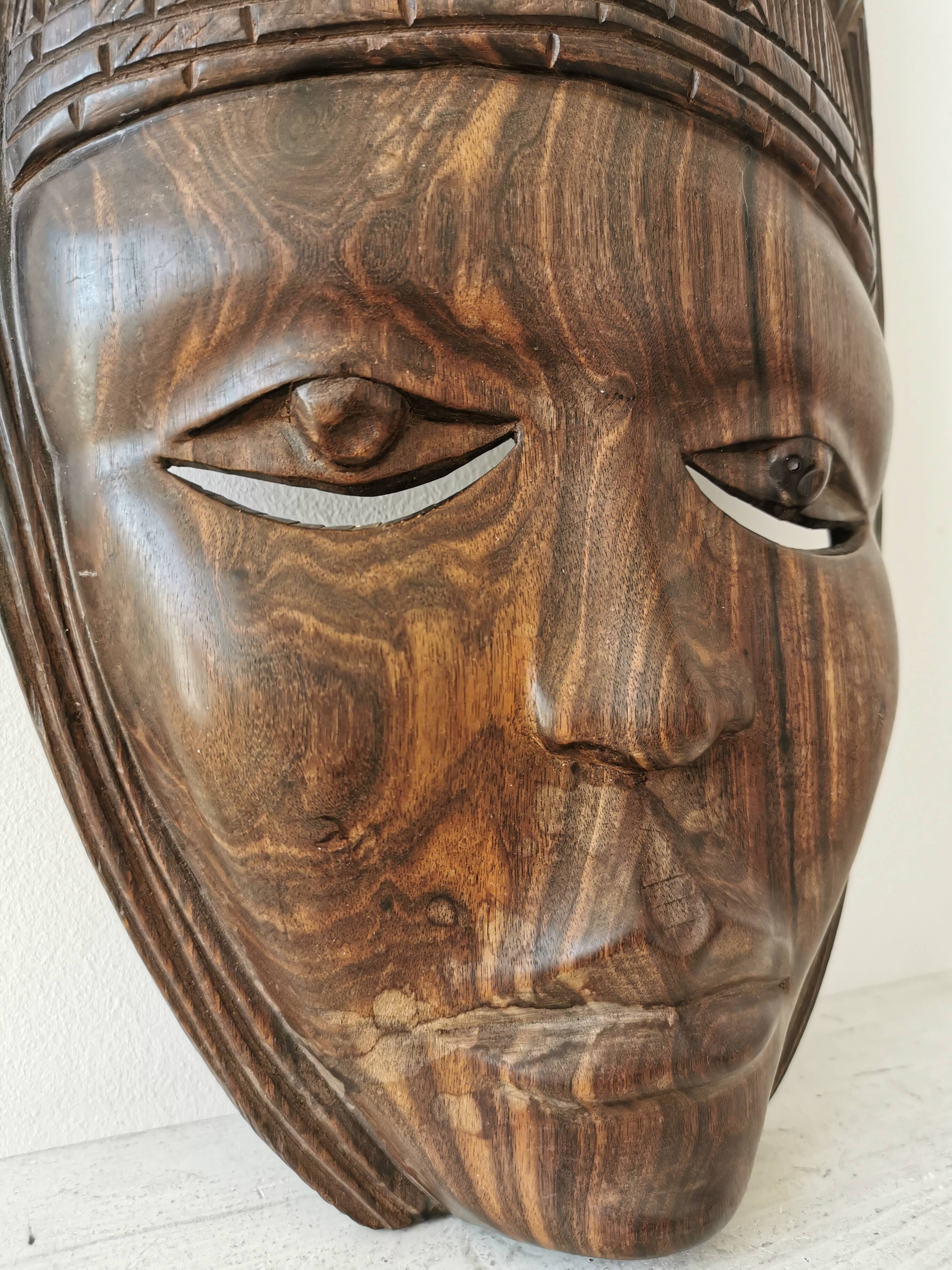 Masque en bois africain sculpté à la main vintage : décoration murale tribale