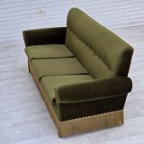 Canapé danois 3 places des années 1970, velours d'ameublement vert, pieds en bois de frêne.