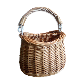 Covered rattan basket for lunch on 50s grass