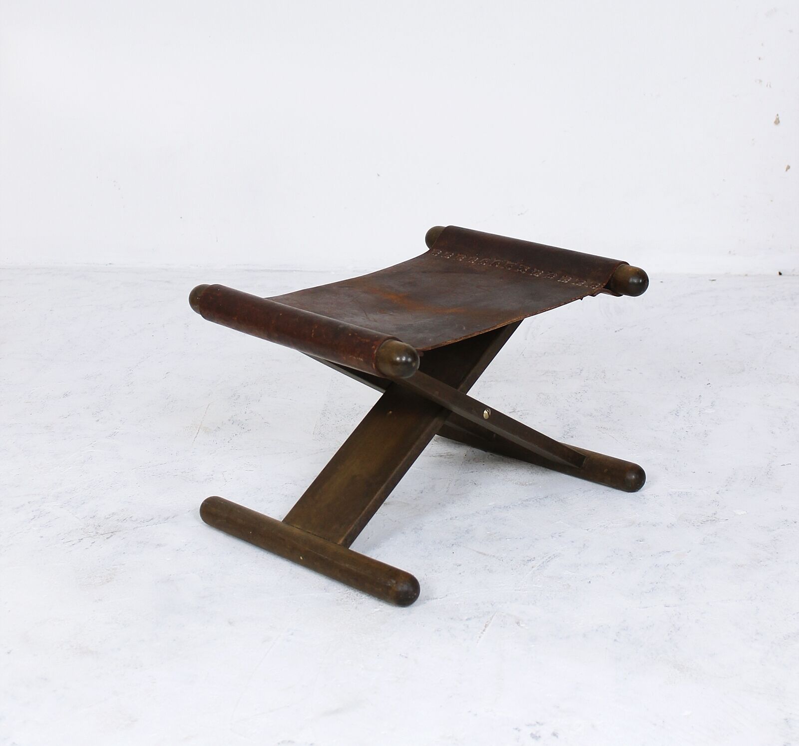 Vintage x-base oak and saddle leather folding safari stool Hungary, 1970