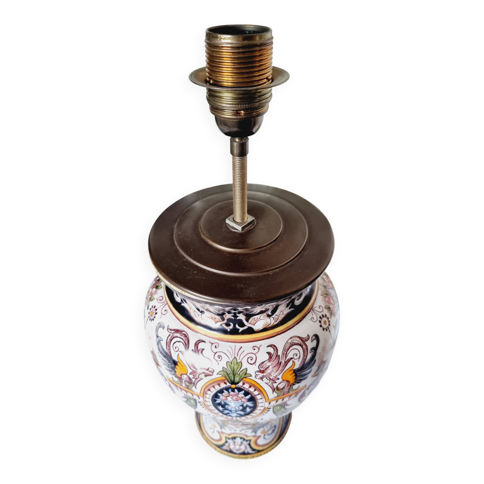 Table lamp in fine earthenware, 1950, in Renaissance style.