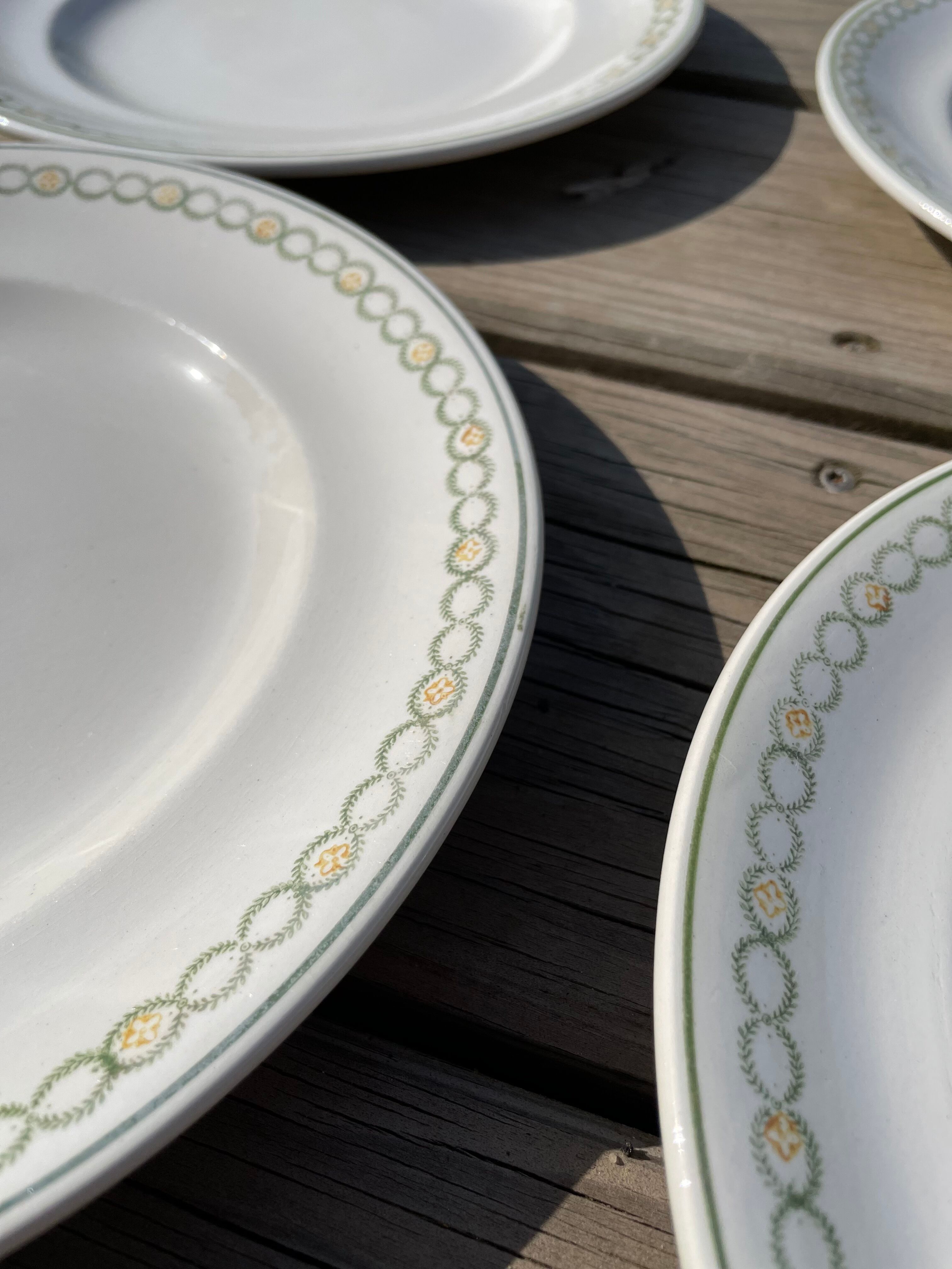 Set of 8 flat plates of Longwy and a small oval dish