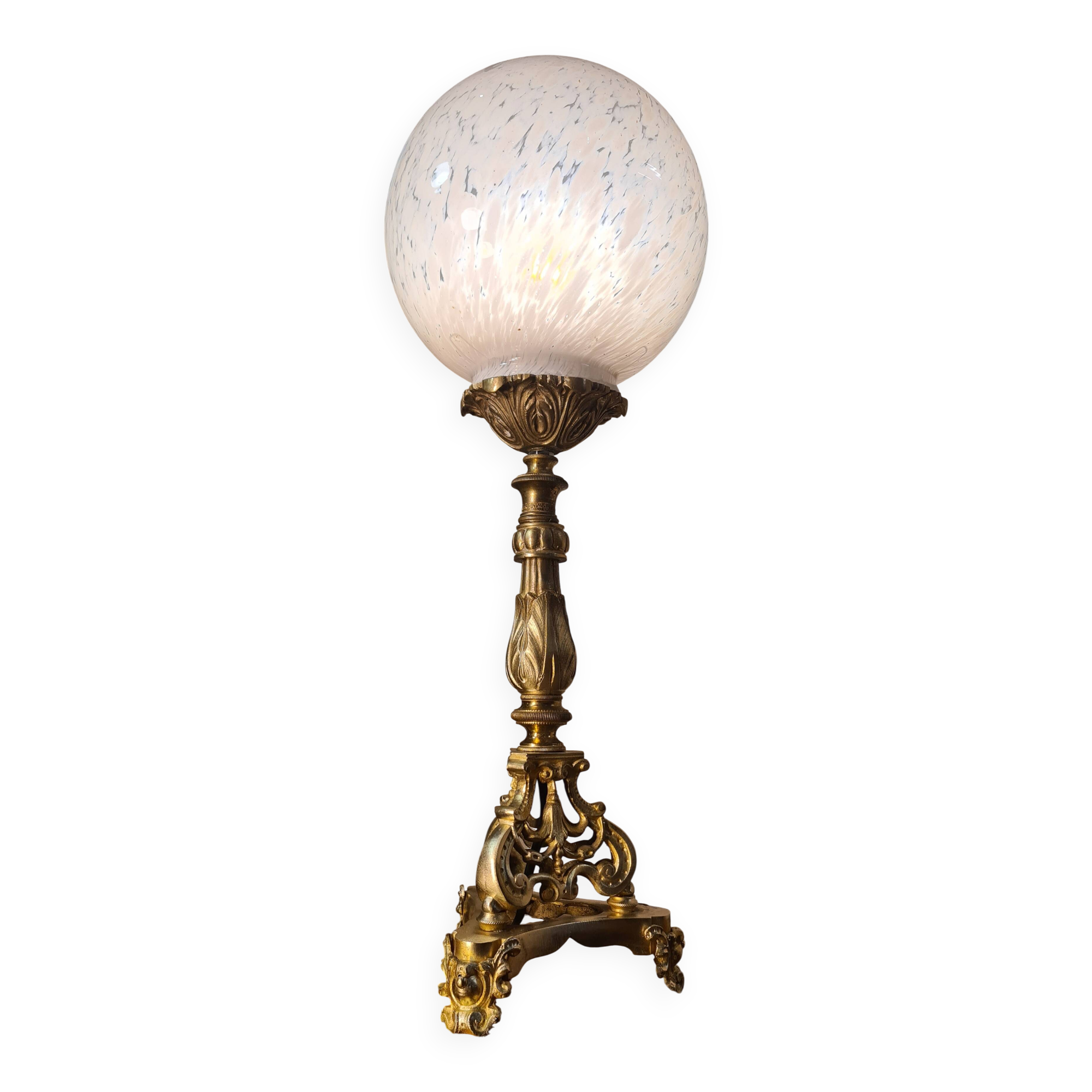 Lampe bronze tripode 19eme sphere opaline Clichy