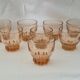 Service vintage en verre rose saumon – Carafe, 8 verres, et plateau Art Dec