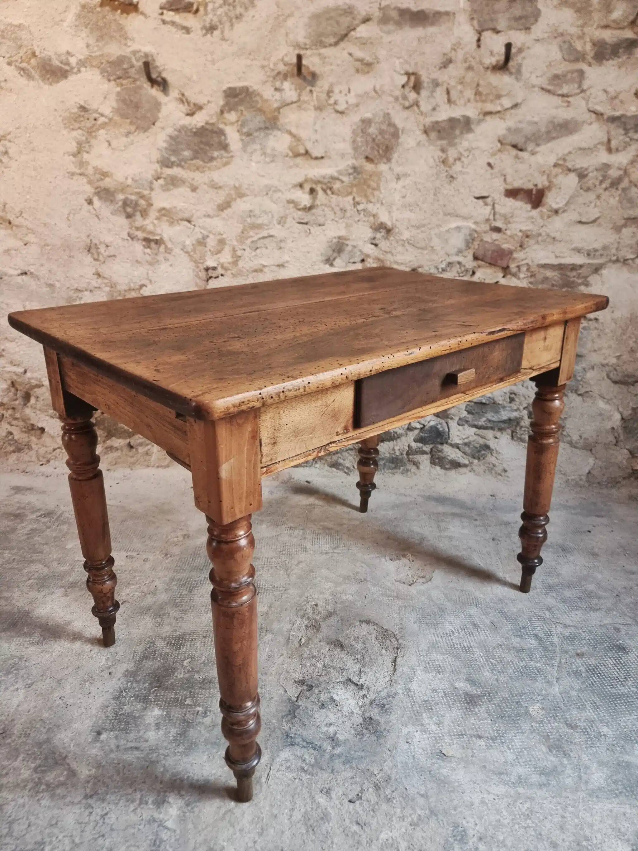 Table française ancienne en noyer – Table de cuisine ou bureau du XIXe siècle avec tiroir (100 × 64 × 74 cm)