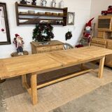 Extendable farmhouse table in solid oak