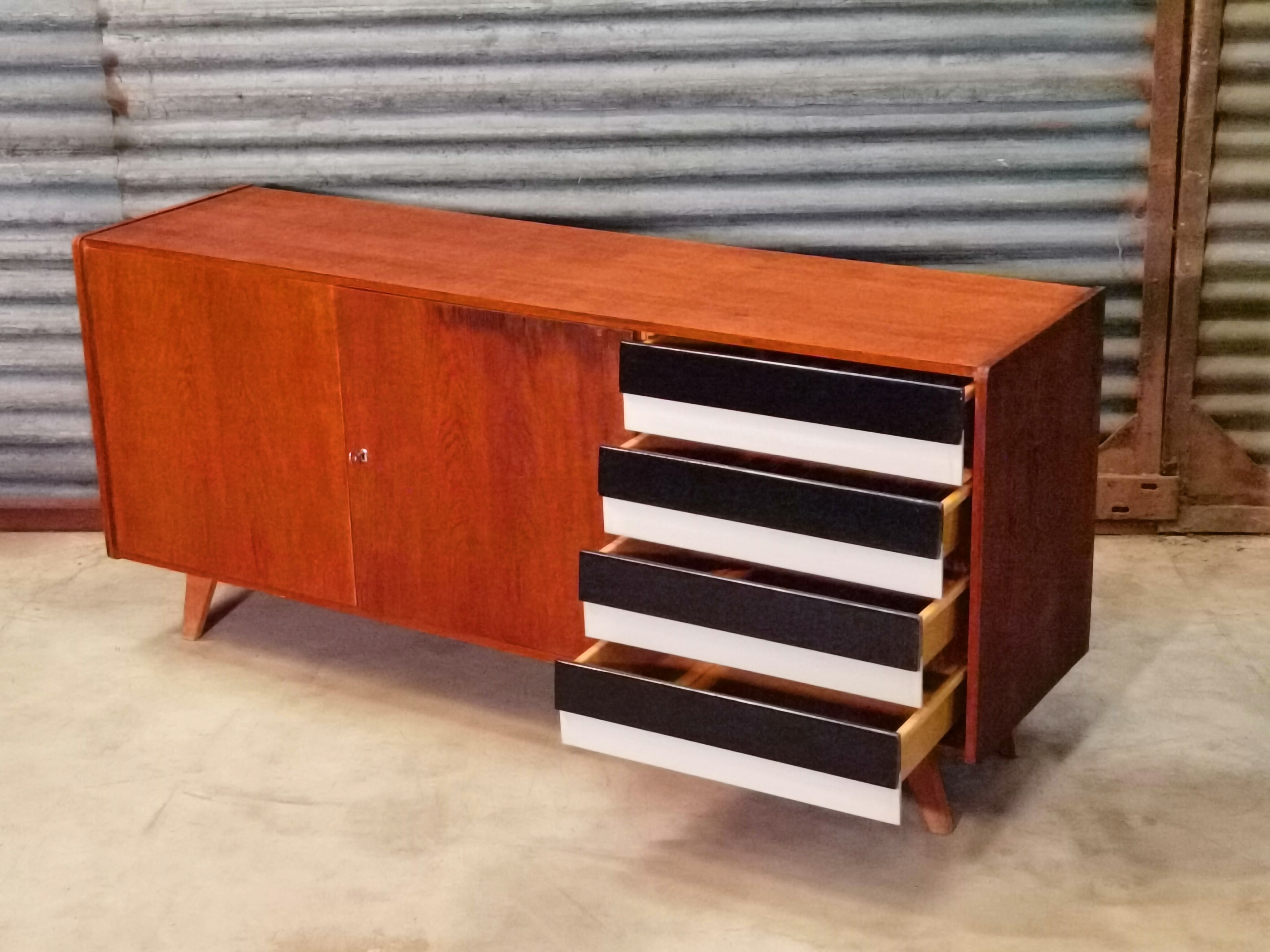 Enfilade U-460 de Jiri Jiroutek par Interier Praha