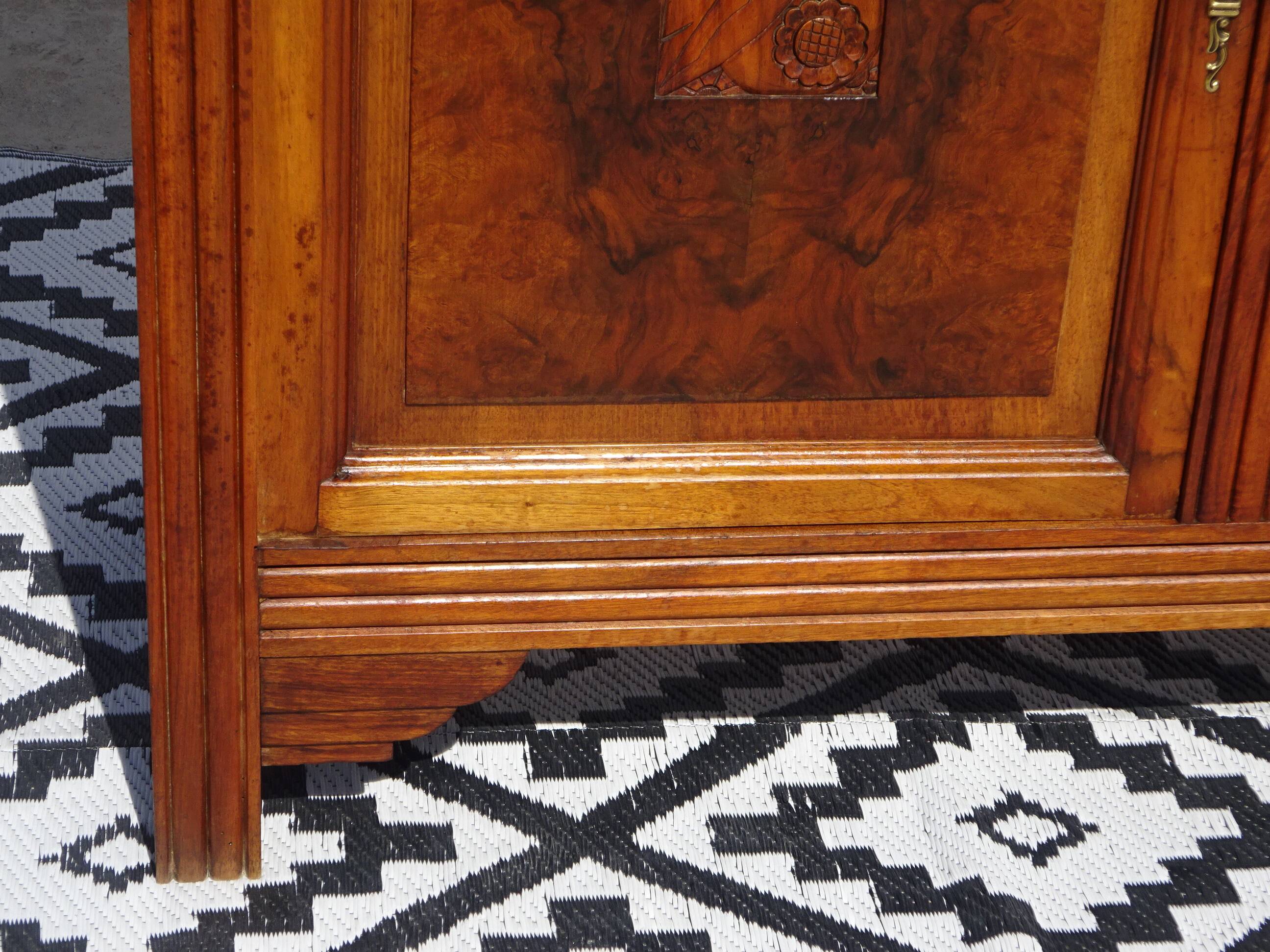 Vaisselier Art déco en noyer et ronce de noyer
