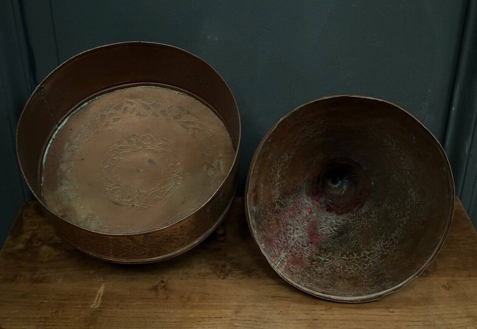 Oriental tagine in copper or brass with its 20th century engraved lid