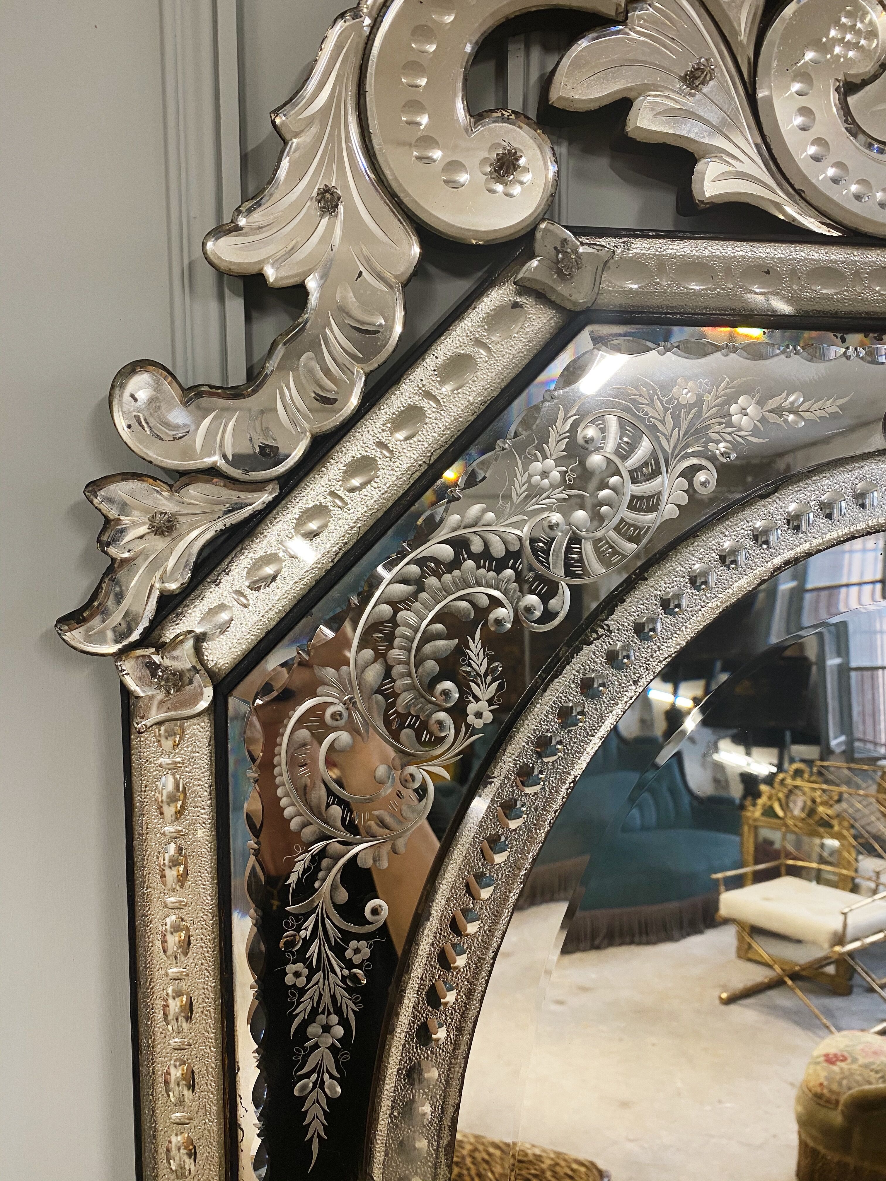 19th century Venitien mirror in bevelled and engraved glass