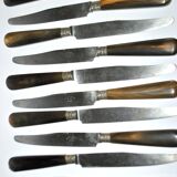 Set of 12 antique table knives from 1900 with horn handles and forged steel blades, Paris, 24.5 cm long.