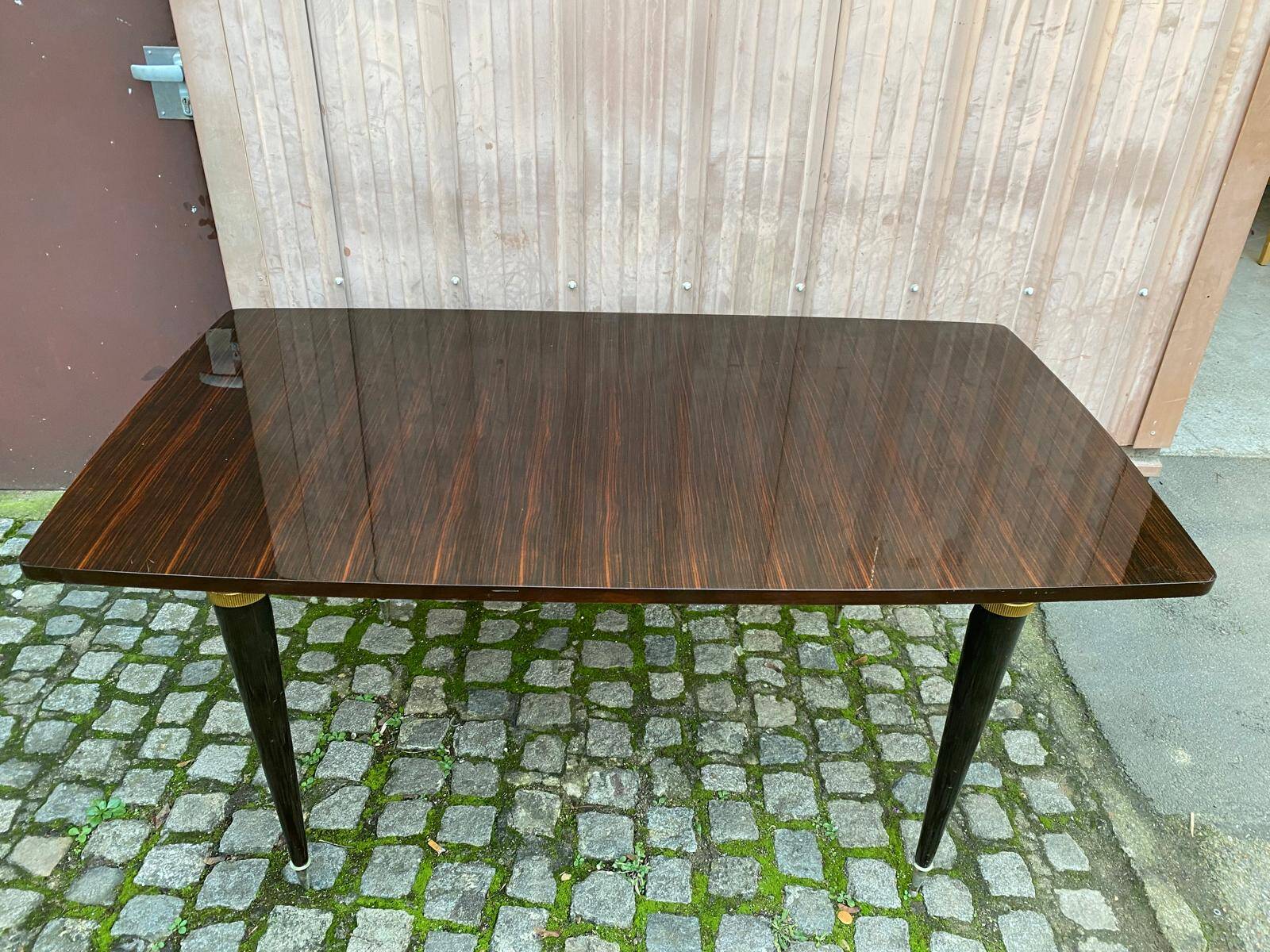 Scandinavian extendable dining table made of solid wood and rosewood effect.