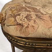 Banquette de piano de style Louis XVI bois doré foncé de canne