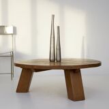 Table basse tripode ronde brutaliste en bois (Chêne) massif Circa 1960