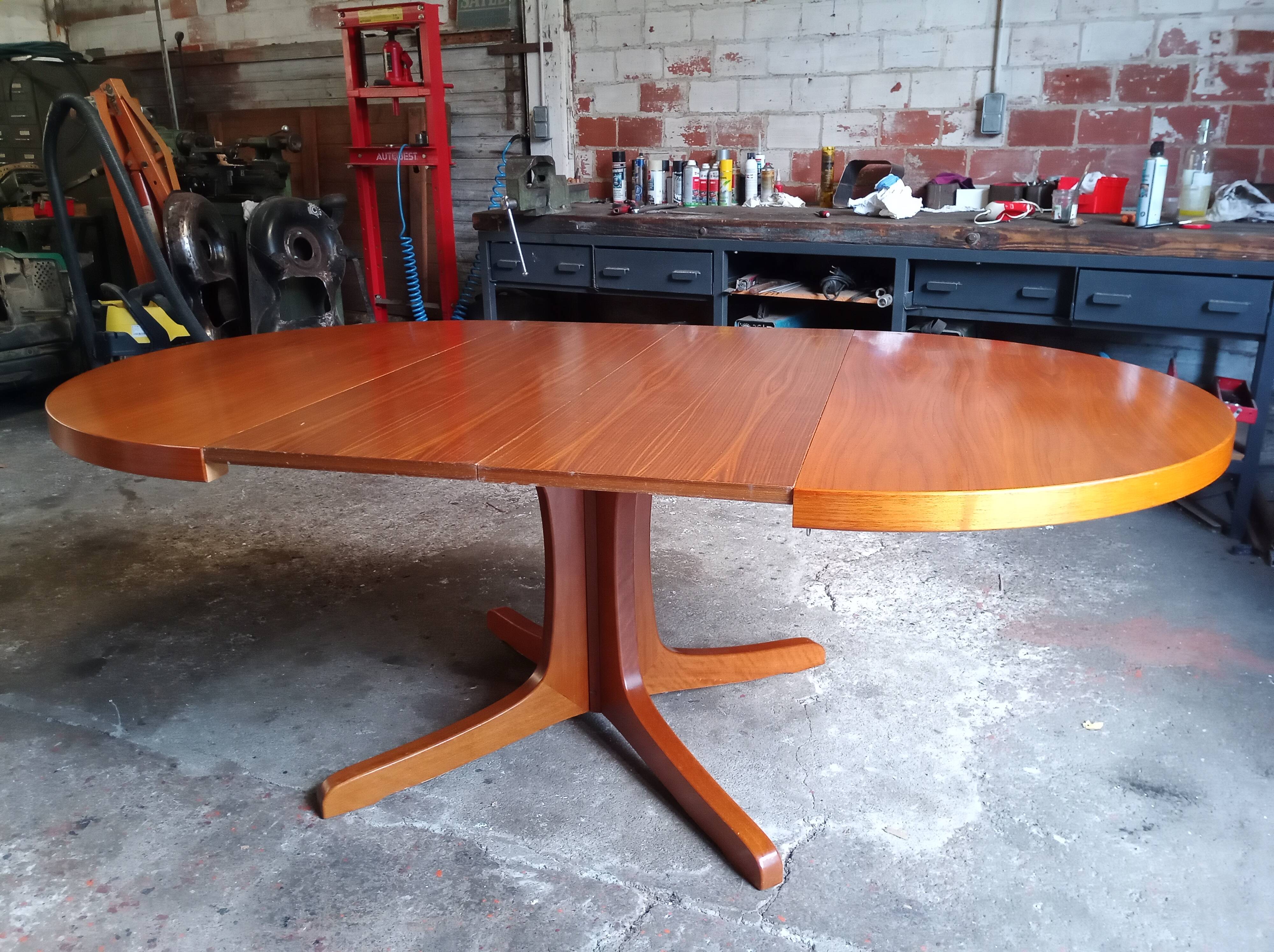 Scandinavian extending table