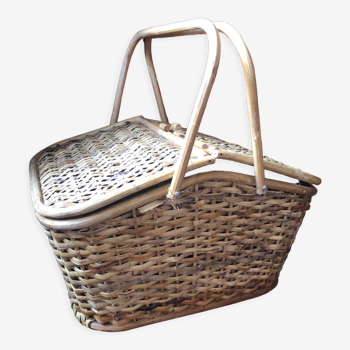 Picnic basket with woven wicker flaps
