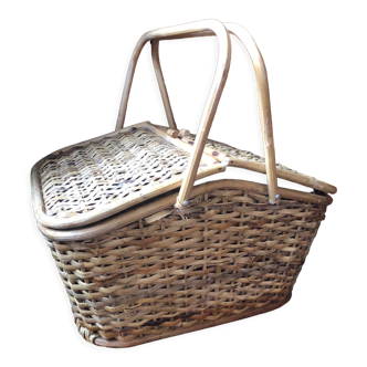 Picnic basket with woven wicker flaps