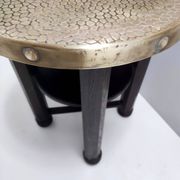 Table basse Durmast sécessionniste avec étagère et plateau rond en laiton, Austr