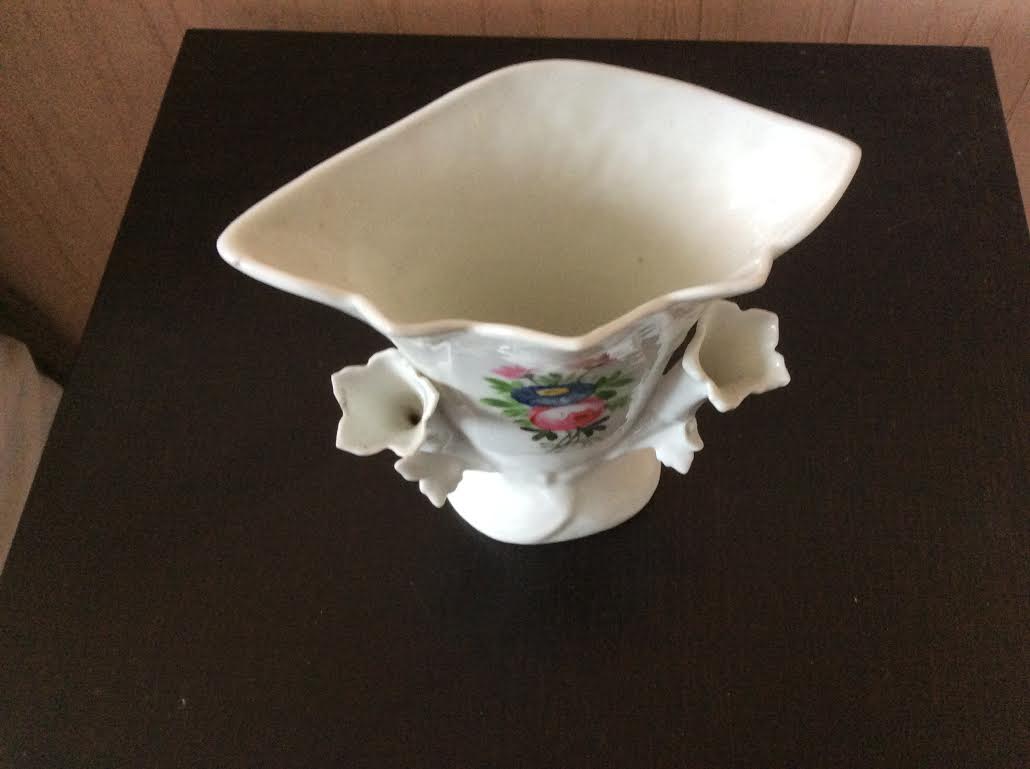 Porcelain vase with 2 soliflores