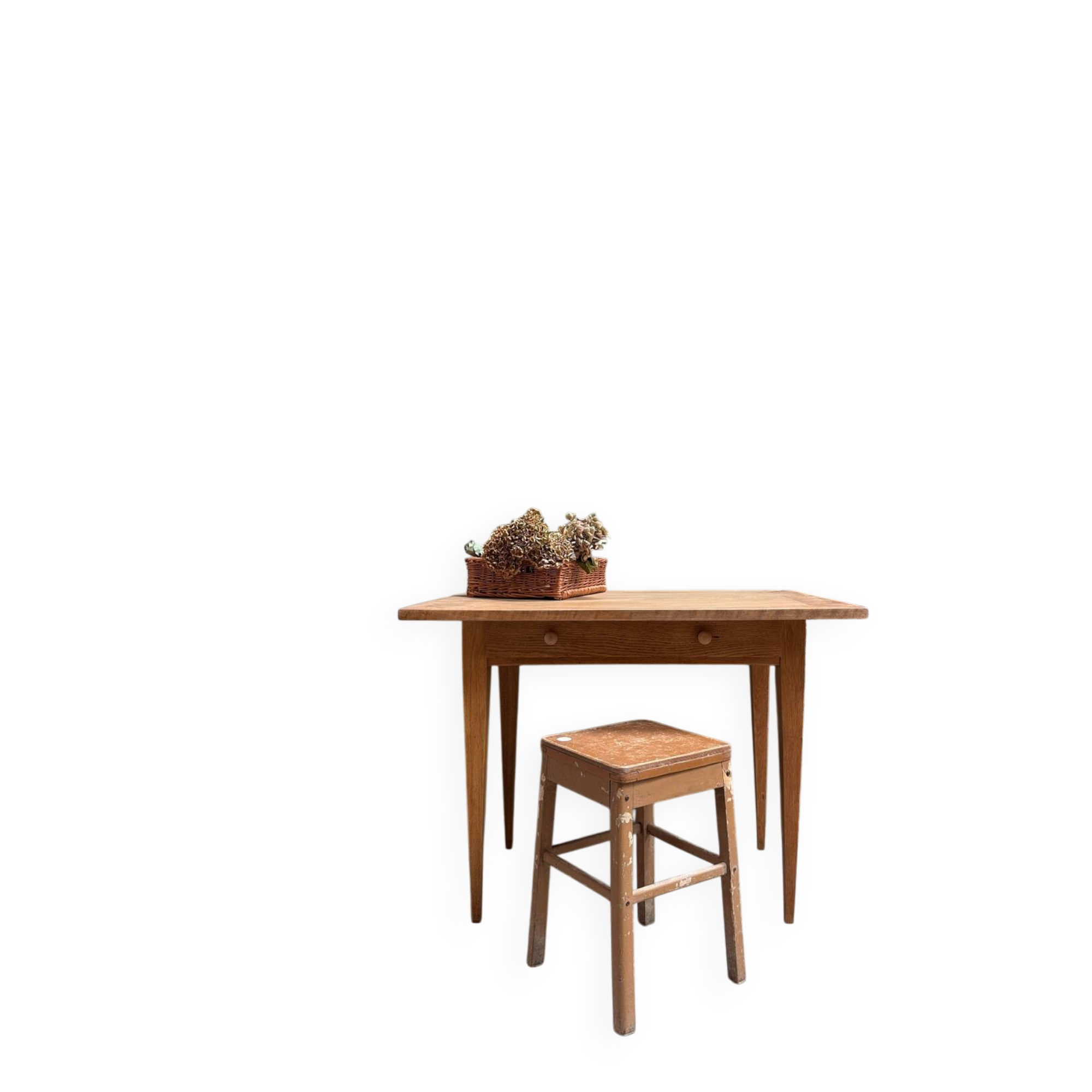 Bureau vintage aux pieds fuseaux, rénové