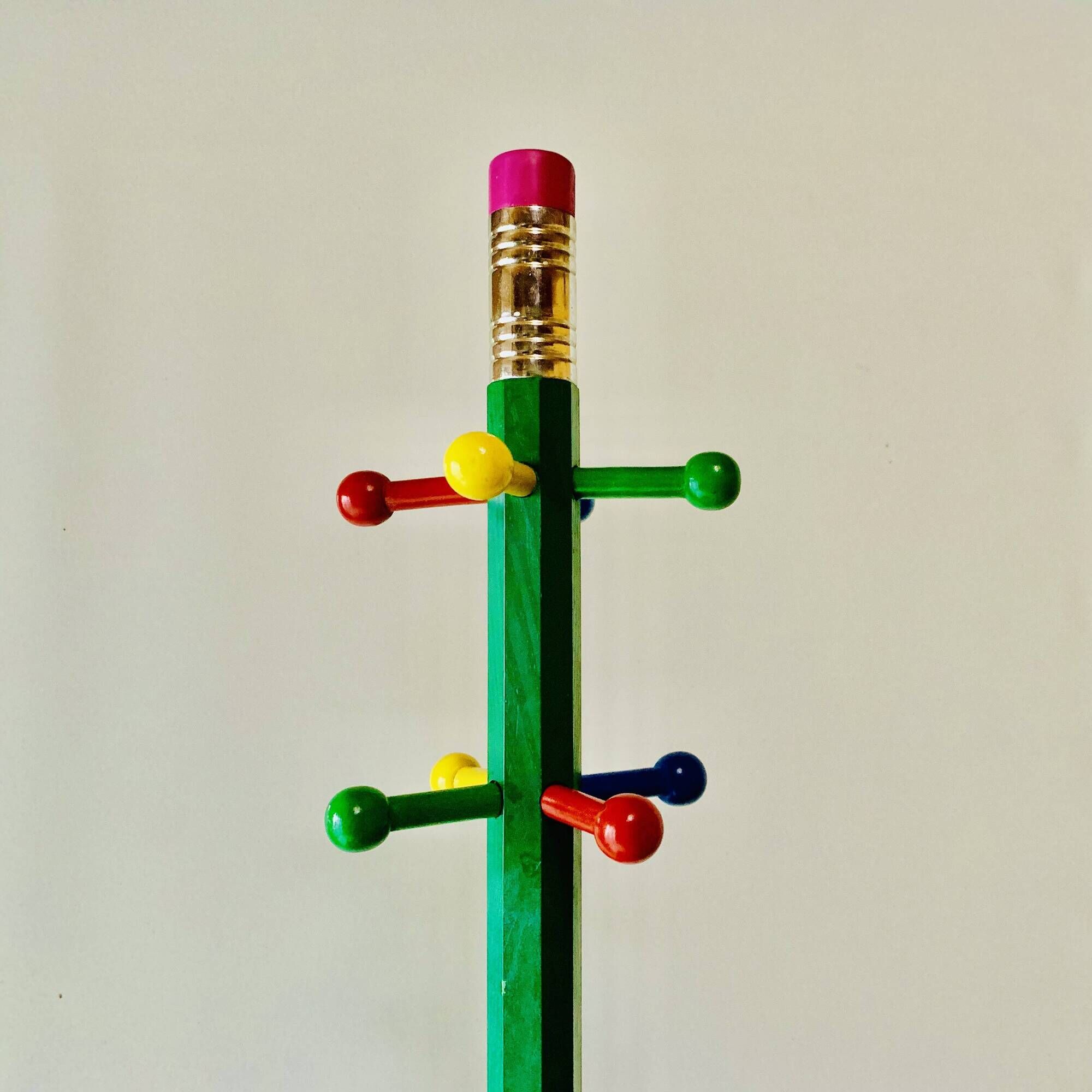 Paire de portemanteaux pour enfants vintage - forme de crayon