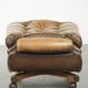 Ottoman chesterfield anglais en cuir élégant, fini avec des clous décoratifs.