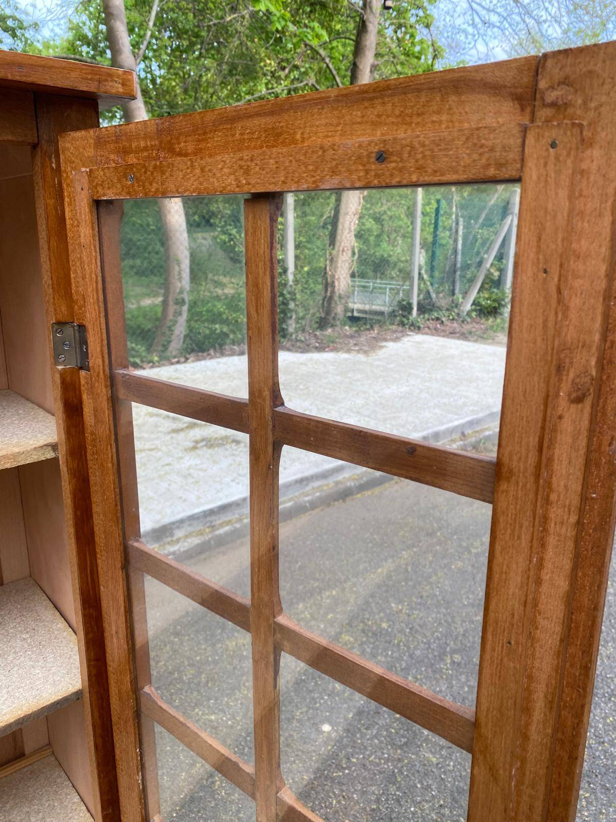 Vitrine parisienne en bois des années 50