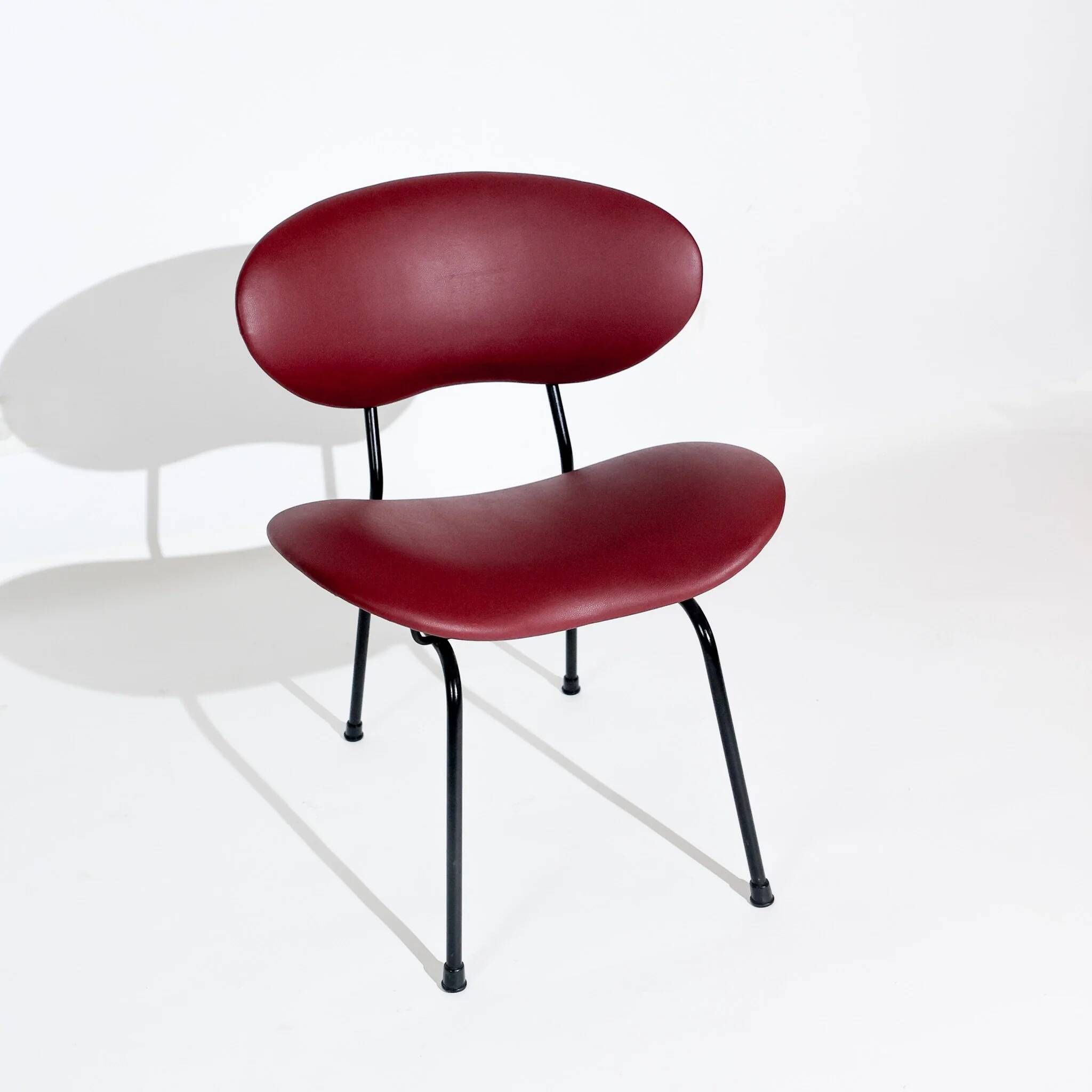 Vintage low chair by Gastone Rinaldi for Rima, black lacquered frame and burgundy upholstery, Italy, 1950s.