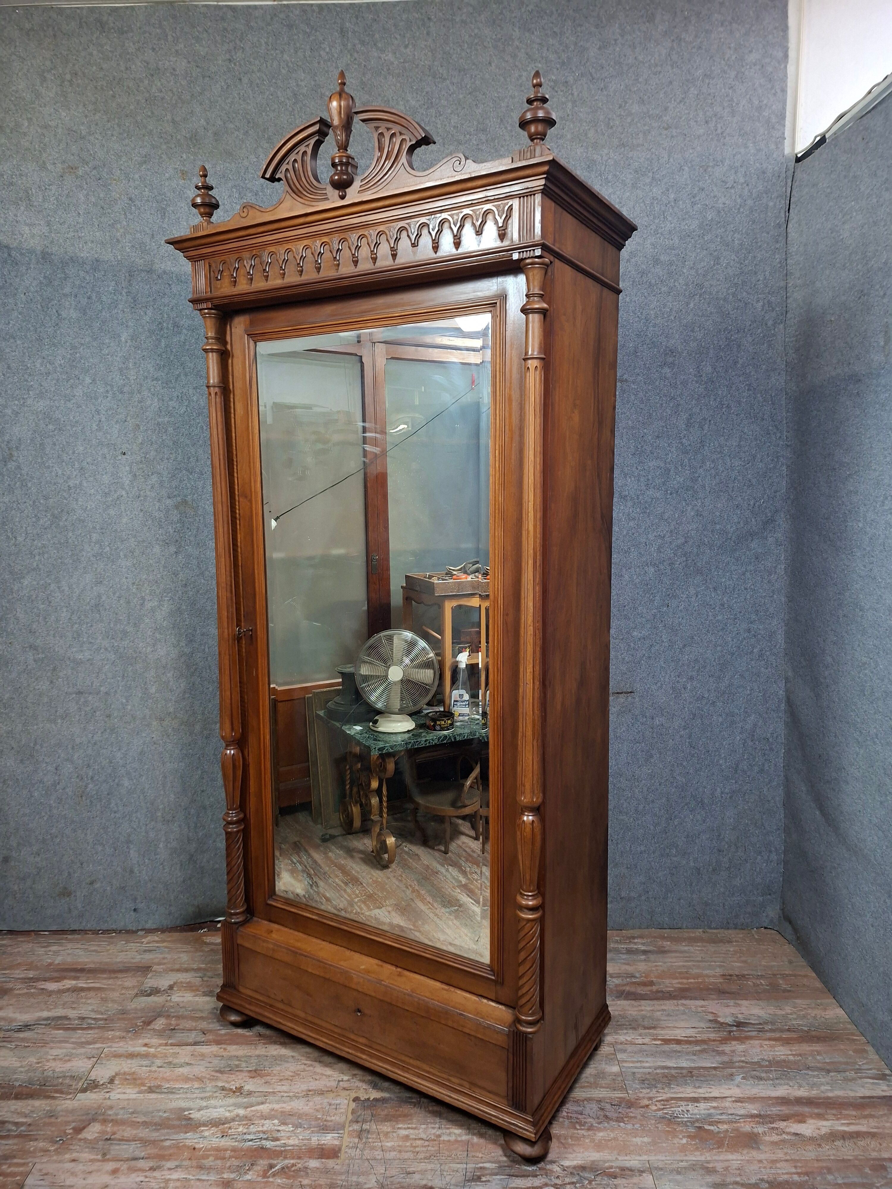 Neo-Gothic mirrored wardrobe in solid walnut – Late 19th century