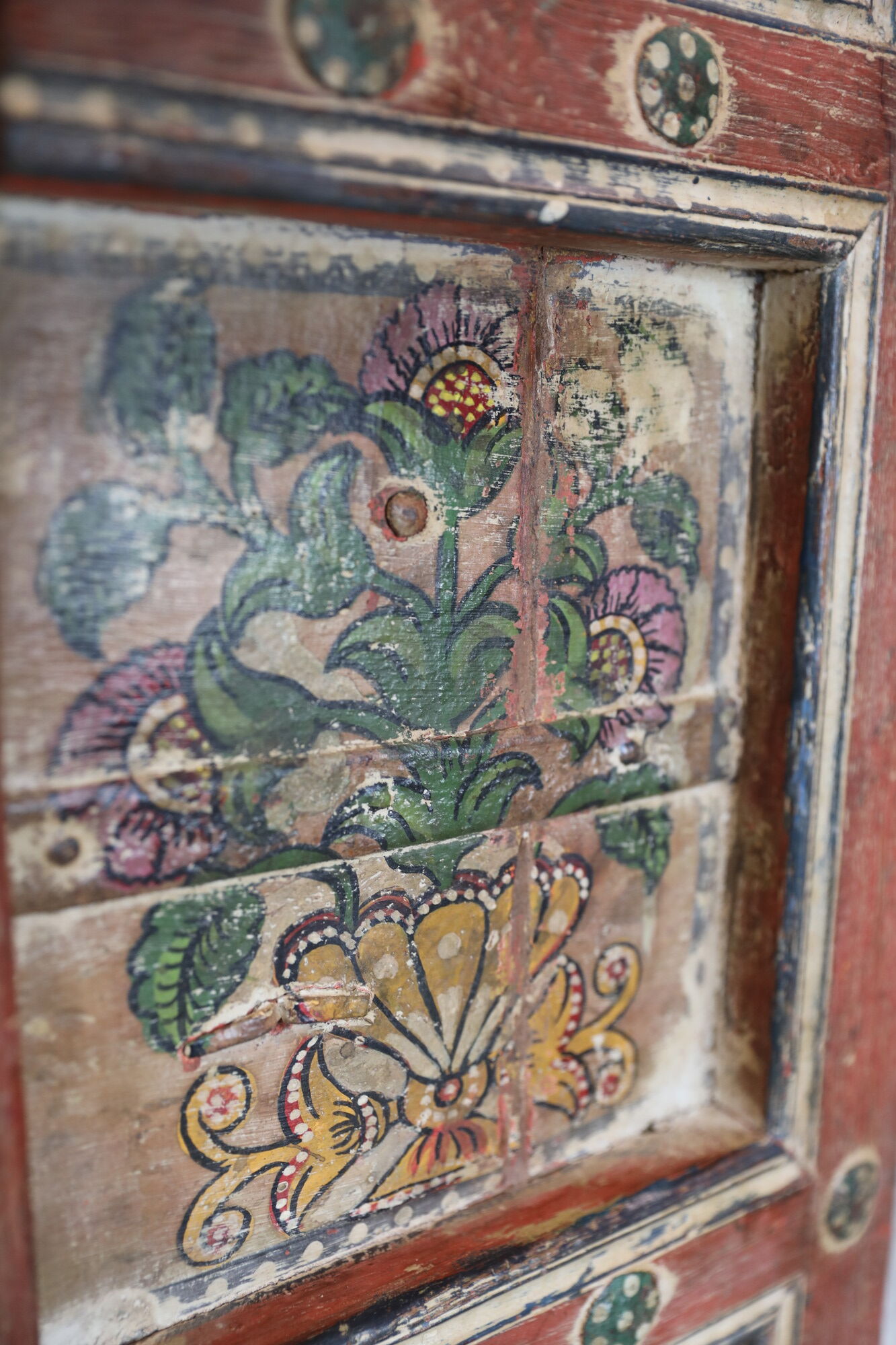 Indian door with 2-leaf floral motifs with 2 rings for wall mounting