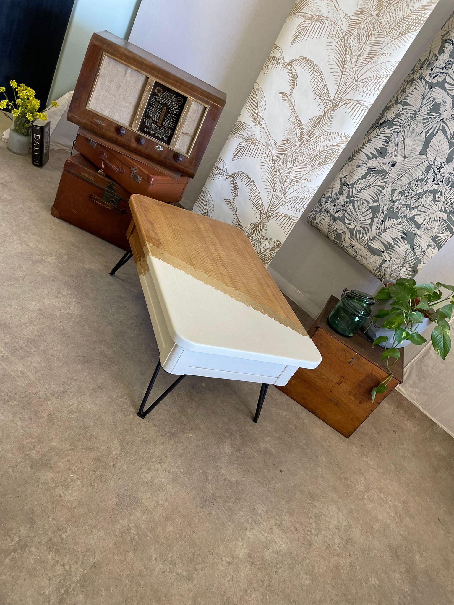 Coffee table with pin legs and gold leaf