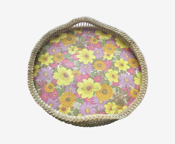Plateau des années 60 en rotin tresse fond bois recouvert d un plastique à fleur rose et jaune