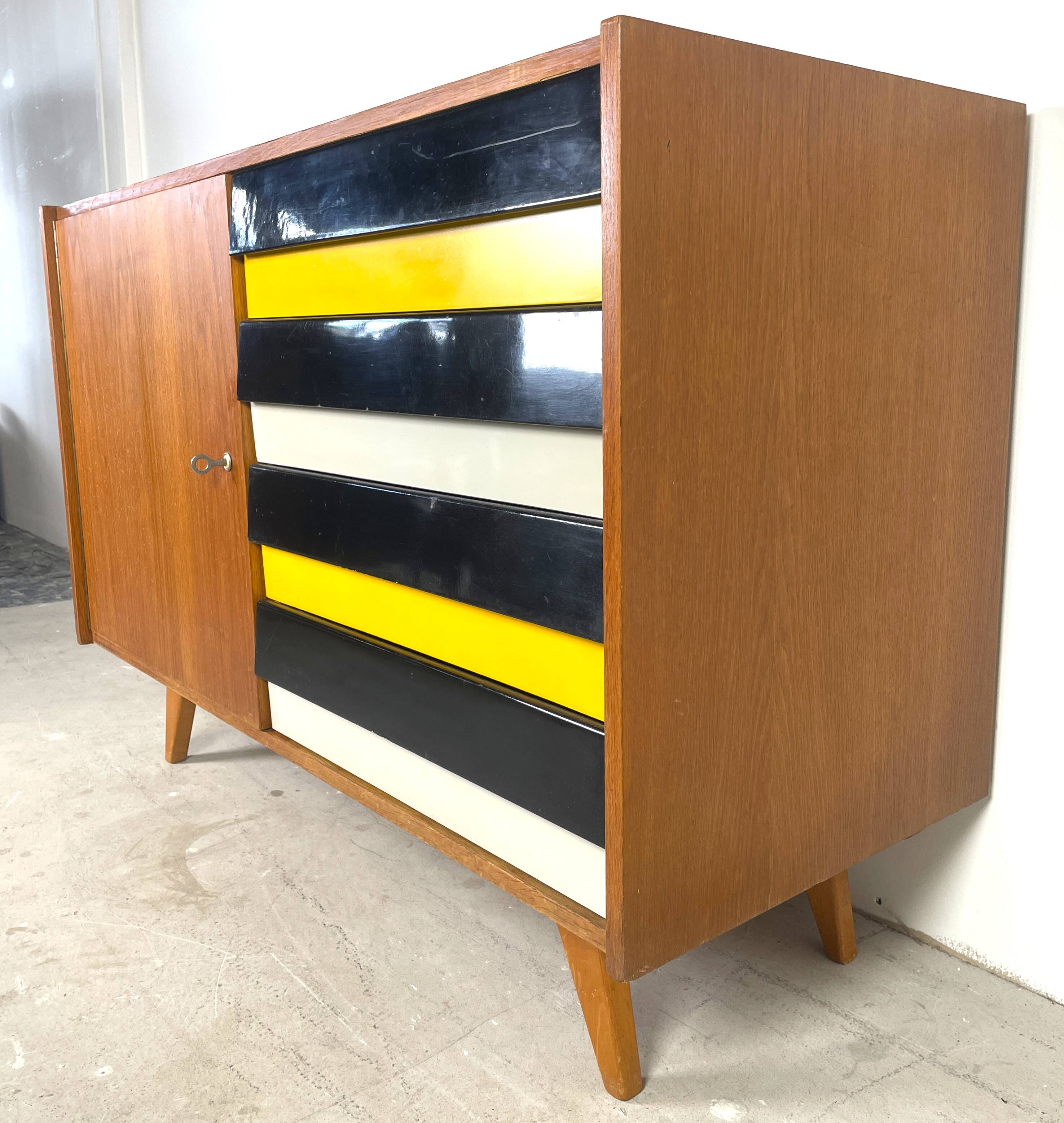 Buffet U458 de Jiří Jiroutek, tiroirs colorés